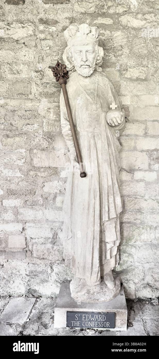 Statue médiévale en pierre, de St Edward le Confesseur, dans le cloître du New (Saint Mary) College, Université d'Oxford, Angleterre. Banque D'Images
