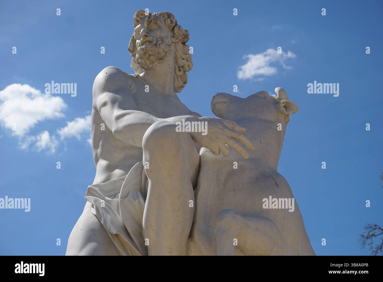 Zeus et Io comme une vache : une statue de marbre blanc dans le parc du château du palais de Sanssouci, Potsdam, représente une scène de la mythologie grecque antique Banque D'Images