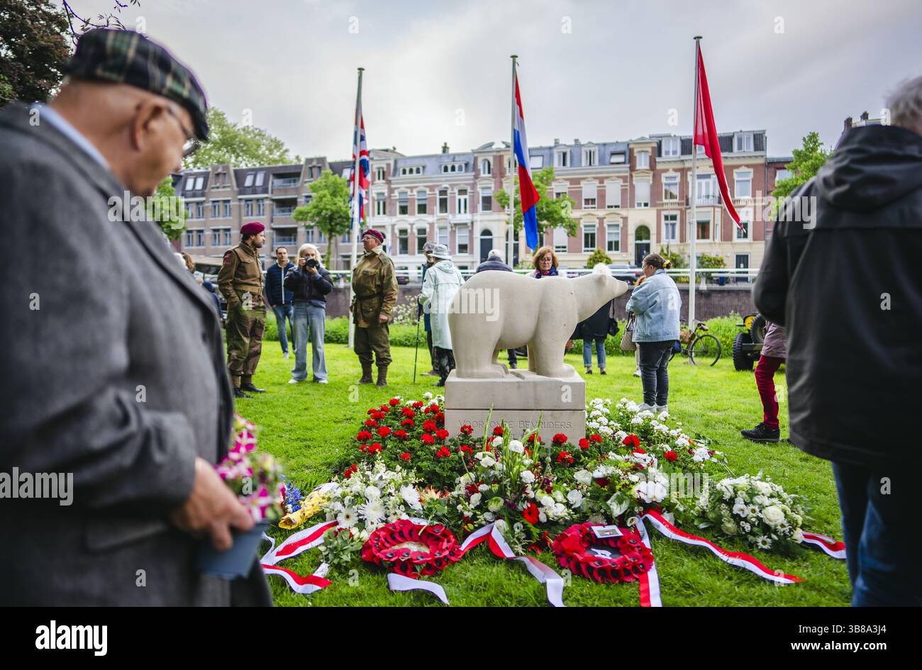 UTRECHT - fleurs au monument de l'ours polaire dans le Hogelandsepark à la mémoire du 49e Régiment de troupes de reconnaissance, ou 'ours polaires. Il y a exactement quatre-vingts ans, le 7 mai 1945, le 49e Régiment de troupes de reconnaissance entrait à Utrecht par la Biltstraat pour confirmer la libération de la ville. ANP FREEK VAN DEN BERGH pays-bas Out - belgique Out Banque D'Images