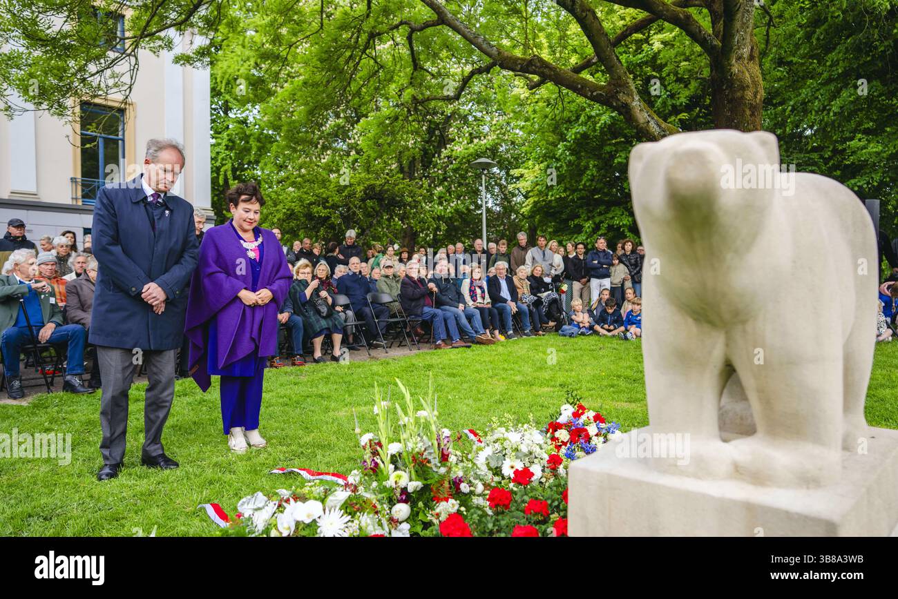 UTRECHT - fleurs au monument de l'ours polaire dans le Hogelandsepark à la mémoire du 49e Régiment de troupes de reconnaissance, ou 'ours polaires. Il y a exactement quatre-vingts ans, le 7 mai 1945, le 49e Régiment de troupes de reconnaissance entrait à Utrecht par la Biltstraat pour confirmer la libération de la ville. ANP FREEK VAN DEN BERGH pays-bas Out - belgique Out Banque D'Images