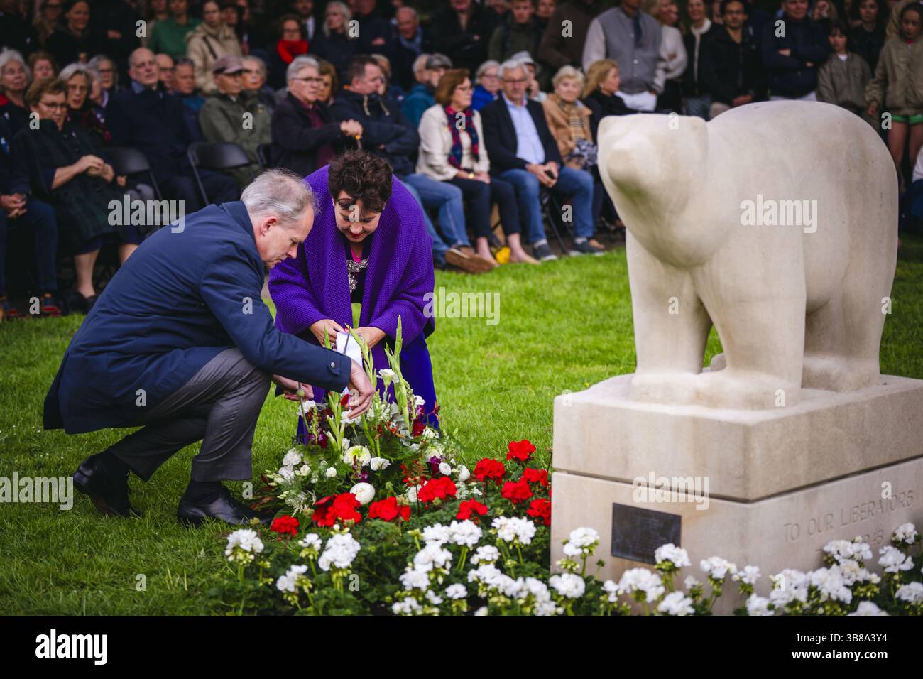 UTRECHT - fleurs au monument de l'ours polaire dans le Hogelandsepark à la mémoire du 49e Régiment de troupes de reconnaissance, ou 'ours polaires. Il y a exactement quatre-vingts ans, le 7 mai 1945, le 49e Régiment de troupes de reconnaissance entrait à Utrecht par la Biltstraat pour confirmer la libération de la ville. ANP FREEK VAN DEN BERGH pays-bas Out - belgique Out Banque D'Images