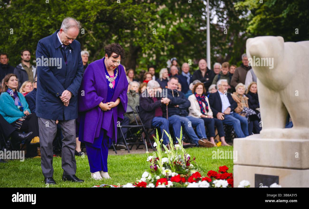 UTRECHT - fleurs au monument de l'ours polaire dans le Hogelandsepark à la mémoire du 49e Régiment de troupes de reconnaissance, ou 'ours polaires. Il y a exactement quatre-vingts ans, le 7 mai 1945, le 49e Régiment de troupes de reconnaissance entrait à Utrecht par la Biltstraat pour confirmer la libération de la ville. ANP FREEK VAN DEN BERGH pays-bas Out - belgique Out Banque D'Images