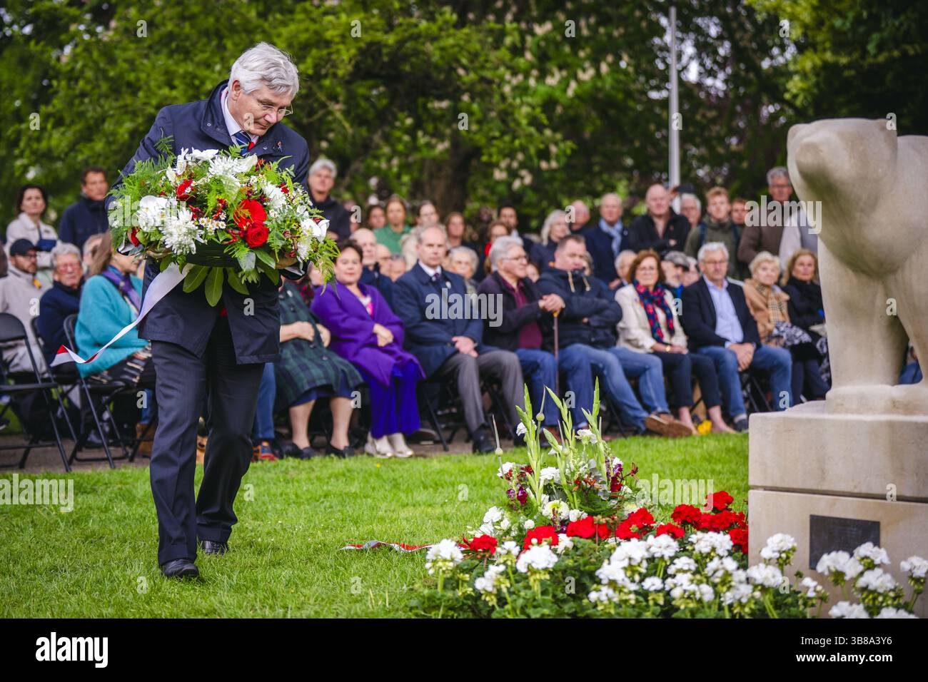 UTRECHT - fleurs au monument de l'ours polaire dans le Hogelandsepark à la mémoire du 49e Régiment de troupes de reconnaissance, ou 'ours polaires. Il y a exactement quatre-vingts ans, le 7 mai 1945, le 49e Régiment de troupes de reconnaissance entrait à Utrecht par la Biltstraat pour confirmer la libération de la ville. ANP FREEK VAN DEN BERGH pays-bas Out - belgique Out Banque D'Images