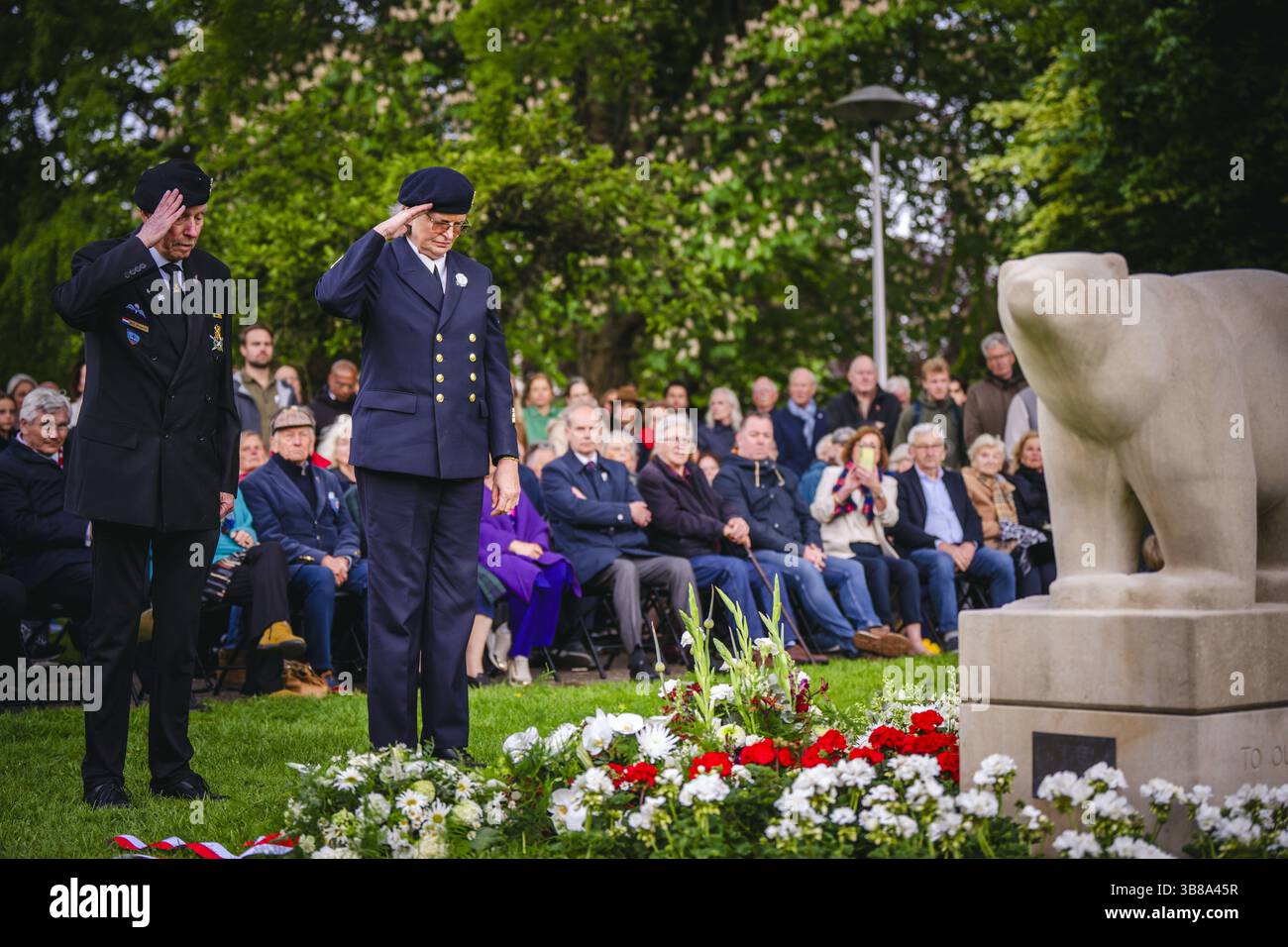 UTRECHT - fleurs au monument de l'ours polaire dans le Hogelandsepark à la mémoire du 49e Régiment de troupes de reconnaissance, ou 'ours polaires. Il y a exactement quatre-vingts ans, le 7 mai 1945, le 49e Régiment de troupes de reconnaissance entrait à Utrecht par la Biltstraat pour confirmer la libération de la ville. ANP FREEK VAN DEN BERGH pays-bas Out - belgique Out Banque D'Images