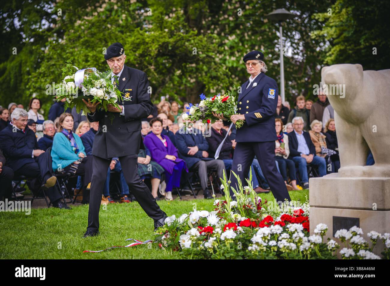 UTRECHT - fleurs au monument de l'ours polaire dans le Hogelandsepark à la mémoire du 49e Régiment de troupes de reconnaissance, ou 'ours polaires. Il y a exactement quatre-vingts ans, le 7 mai 1945, le 49e Régiment de troupes de reconnaissance entrait à Utrecht par la Biltstraat pour confirmer la libération de la ville. ANP FREEK VAN DEN BERGH pays-bas Out - belgique Out Banque D'Images