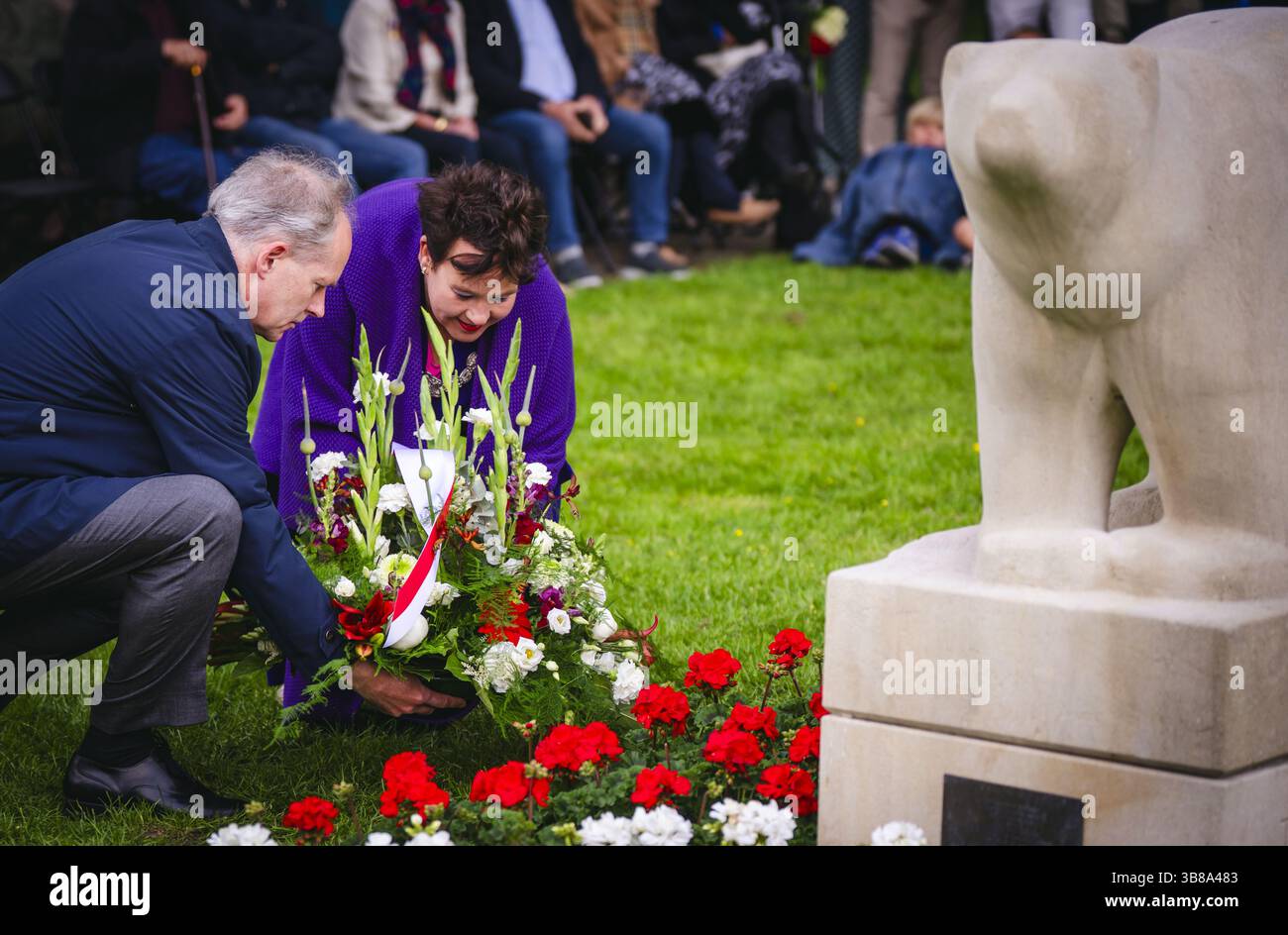 UTRECHT - fleurs au monument de l'ours polaire dans le Hogelandsepark à la mémoire du 49e Régiment de troupes de reconnaissance, ou 'ours polaires. Il y a exactement quatre-vingts ans, le 7 mai 1945, le 49e Régiment de troupes de reconnaissance entrait à Utrecht par la Biltstraat pour confirmer la libération de la ville. ANP FREEK VAN DEN BERGH pays-bas Out - belgique Out Banque D'Images