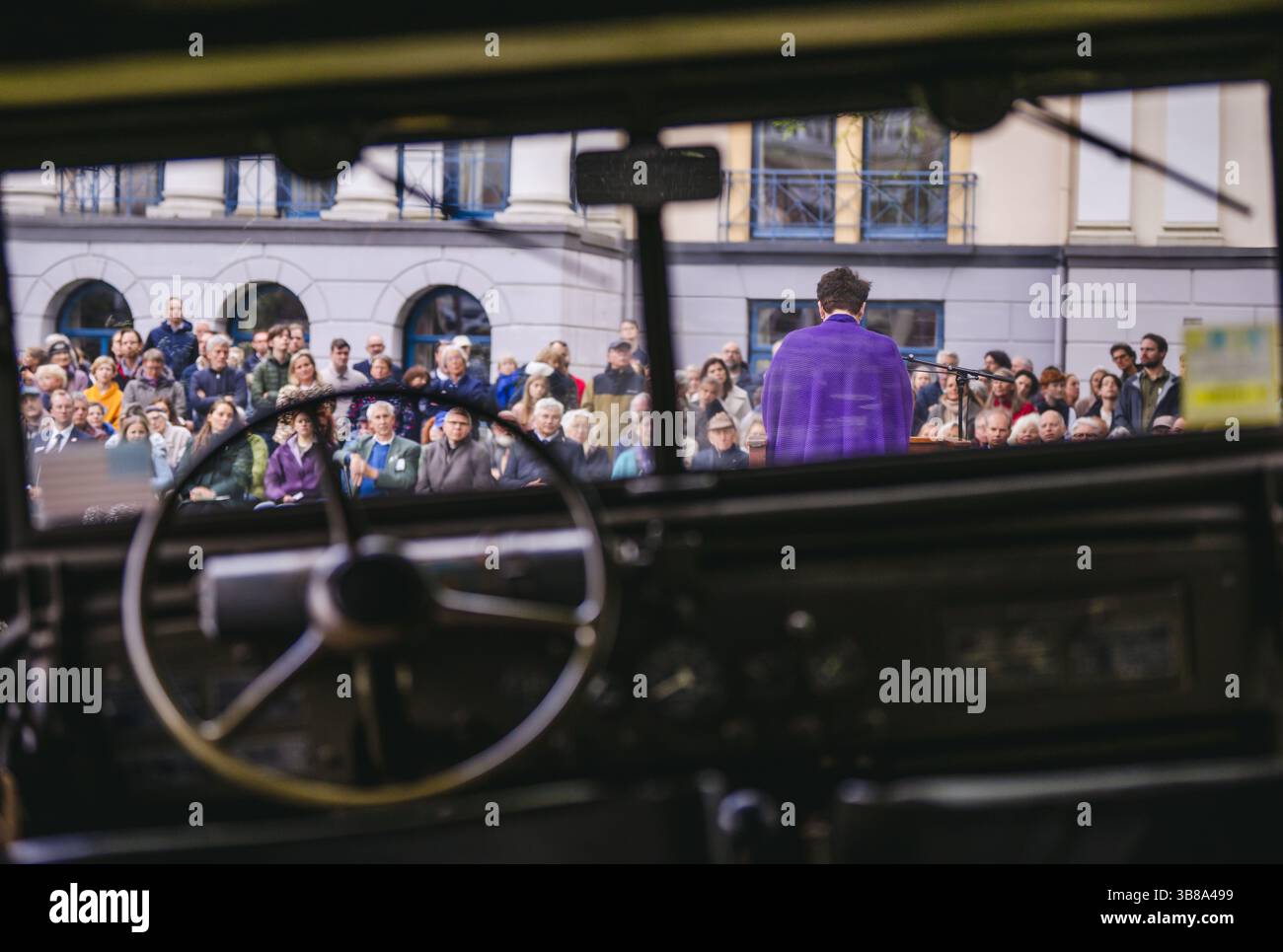 UTRECHT - fleurs au monument de l'ours polaire dans le Hogelandsepark à la mémoire du 49e Régiment de troupes de reconnaissance, ou 'ours polaires. Il y a exactement quatre-vingts ans, le 7 mai 1945, le 49e Régiment de troupes de reconnaissance entrait à Utrecht par la Biltstraat pour confirmer la libération de la ville. ANP FREEK VAN DEN BERGH pays-bas Out - belgique Out Banque D'Images