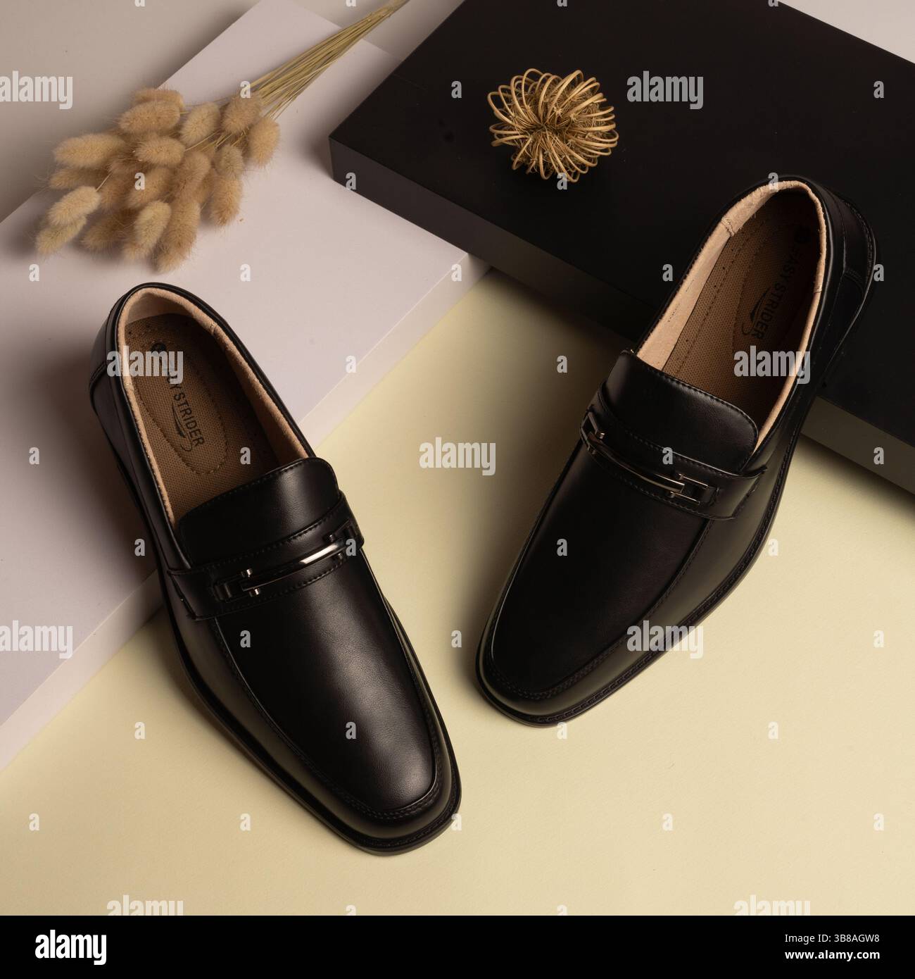 Classic hommes Black Leather Penny Loafers - photo du produit Banque D'Images