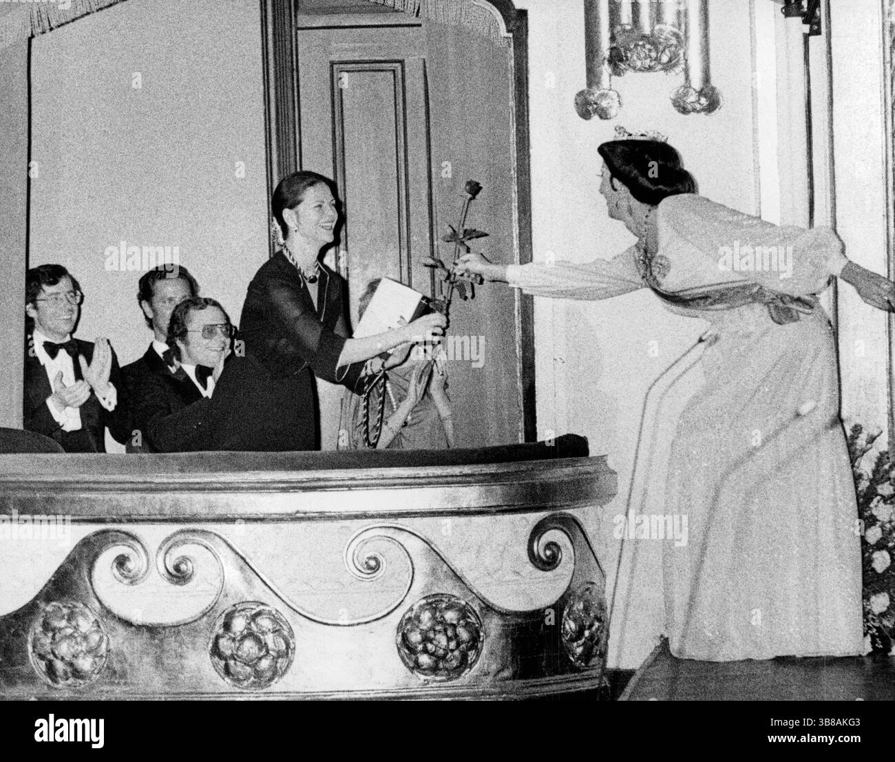 La jubilation dans la boîte royale lorsque l'artiste de drag show Christer Lindarw remet la main à la reine Silvia après l'avoir empruntée pour la première fois sur scène. Stockholm, Suède 28 novembre 1977Photos : Kent Östlund SVD/TT/code 12014 crédit : TT News Agency/Alamy Live News Banque D'Images