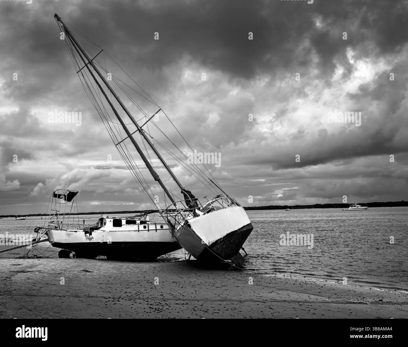 Image de deux navires emmêlés sur le sable après que le cyclone Alfred a frappé la côte du Queensland en Australie. Banque D'Images