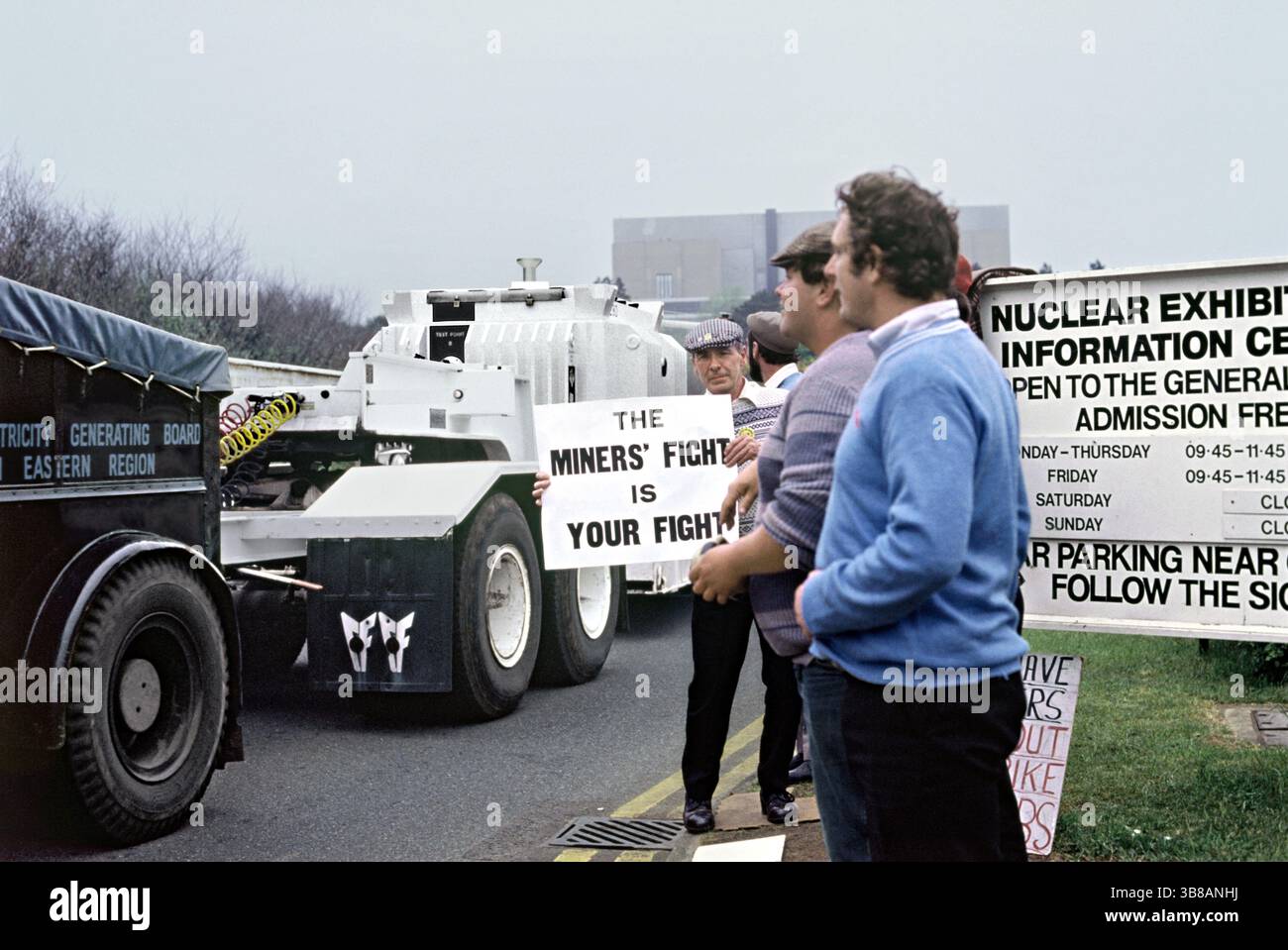 Les membres du Syndicat national des mineurs de South Wales Cwm Lodge, piquèrent la centrale nucléaire de Sizewell pendant la grève des mineurs de 1984. Banque D'Images