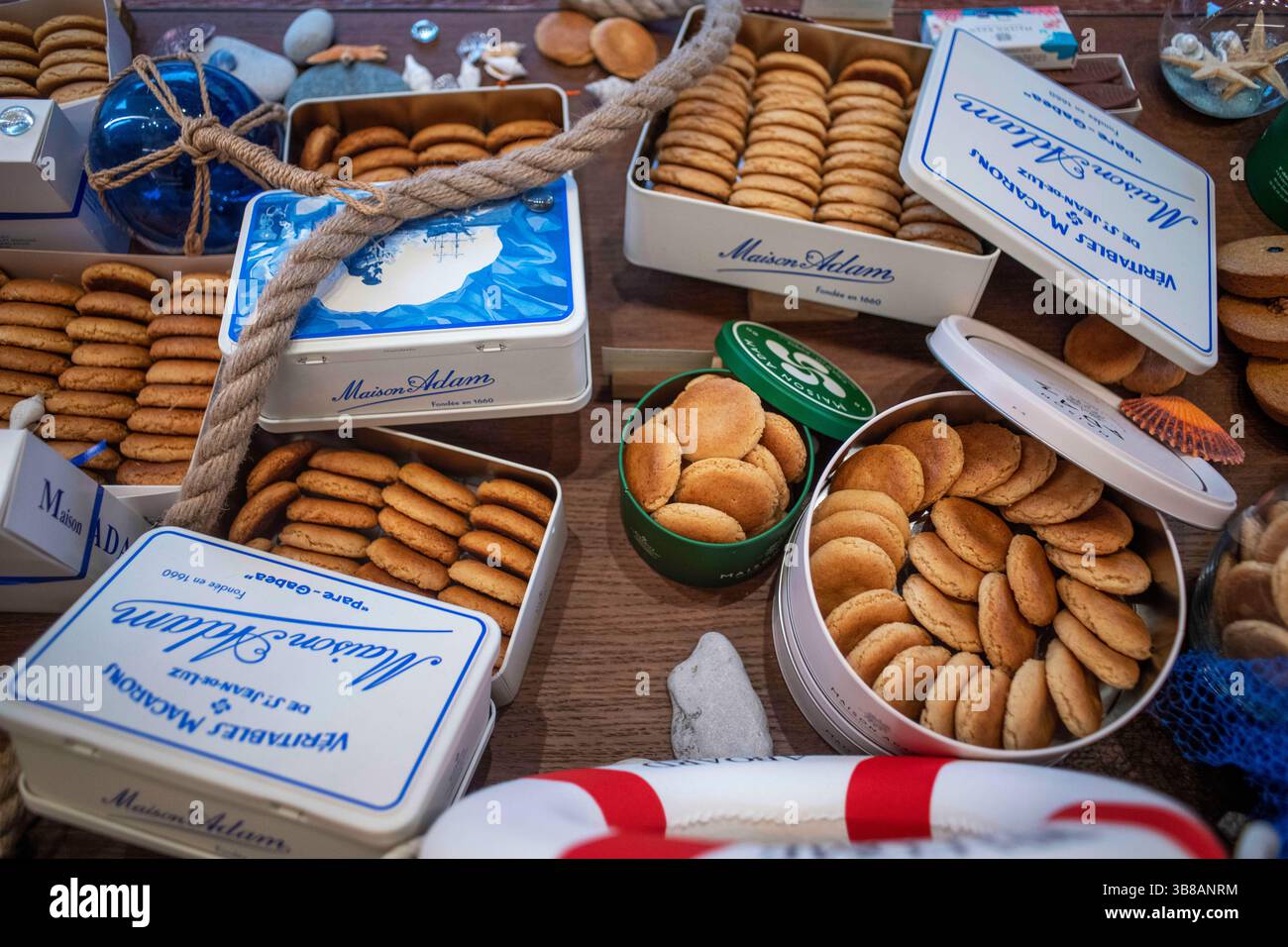 2 juillet 2023, Nouvelle-Aquitaine, France : Maison Adam, macarons maison adam, macarons maisaon adam, macarons, Saint Jean de luz, PyrÃ©nÃ©es-Atlantiques, (crédit image : © Sergi Reboredo/ZUMA Press Wire) Banque D'Images