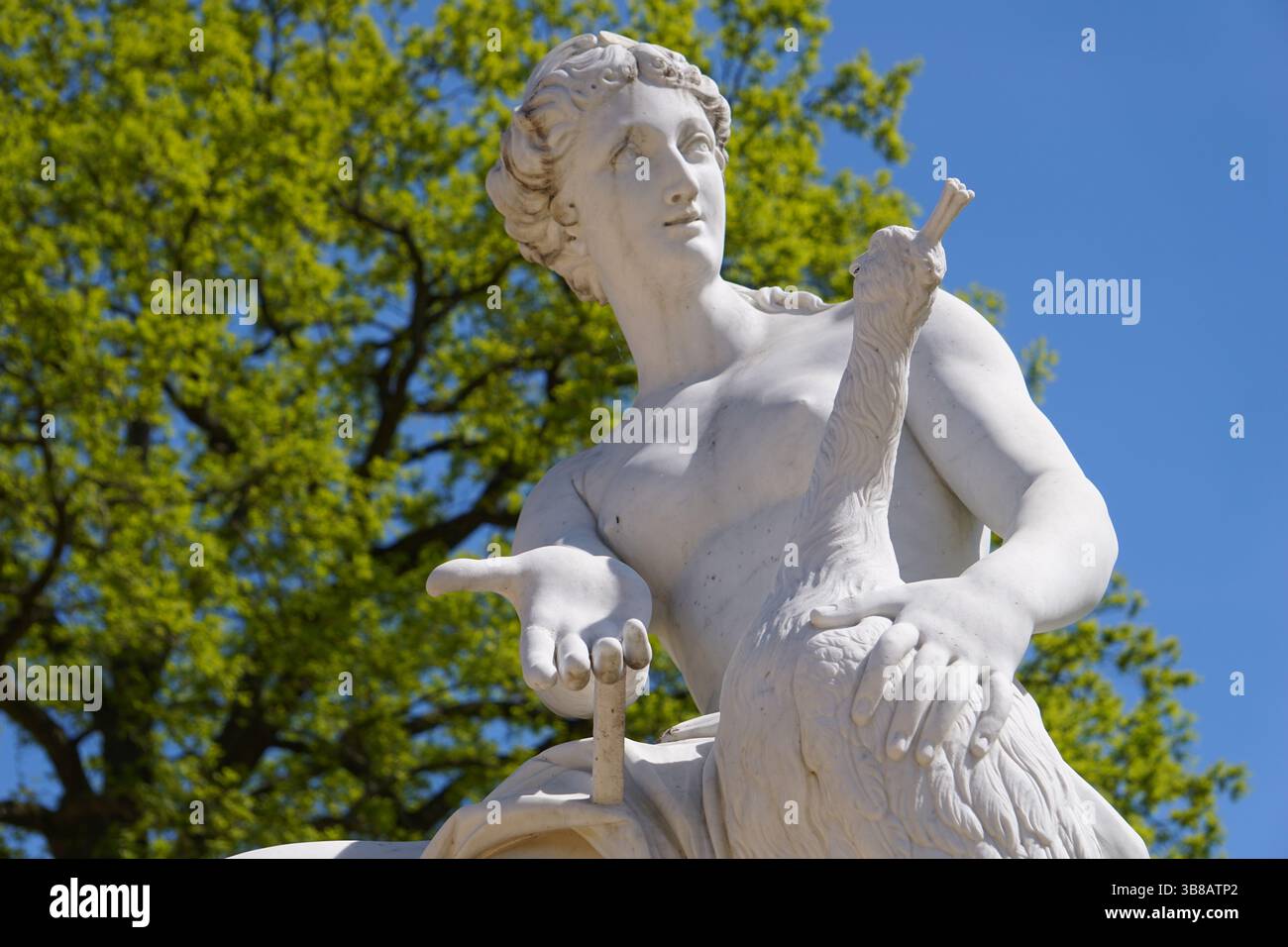 Gros plan d'une statue en marbre blanc représentant l'ancienne déesse Junon ou Héra avec un paon au jardin du château de Sanssouci de Potsdam, en Allemagne Banque D'Images