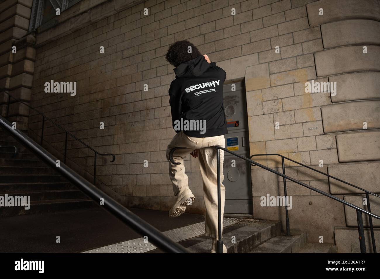 Urban Security Hoodie Street style sur les escaliers en béton Banque D'Images