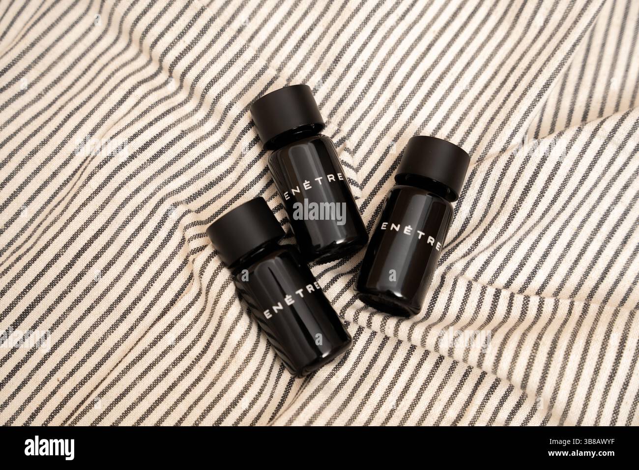 Trio de produits ENÊTRE sur tissu rayé texturé Banque D'Images