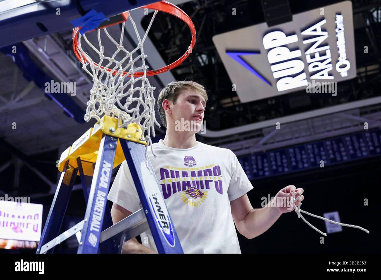 7 mai 2024 : Travis Perry du comté de Lyon coupe une partie du filet après avoir battu Harlan County lors du match de championnat de basket-ball masculin de la KHSAA au Rupp Arena le 23 mars 2024. Perry jouera pour le Kentucky la saison prochaine. (Crédit image : © Silas Walker/Lexington Herald-leader via ZUMA Press Wire) Banque D'Images