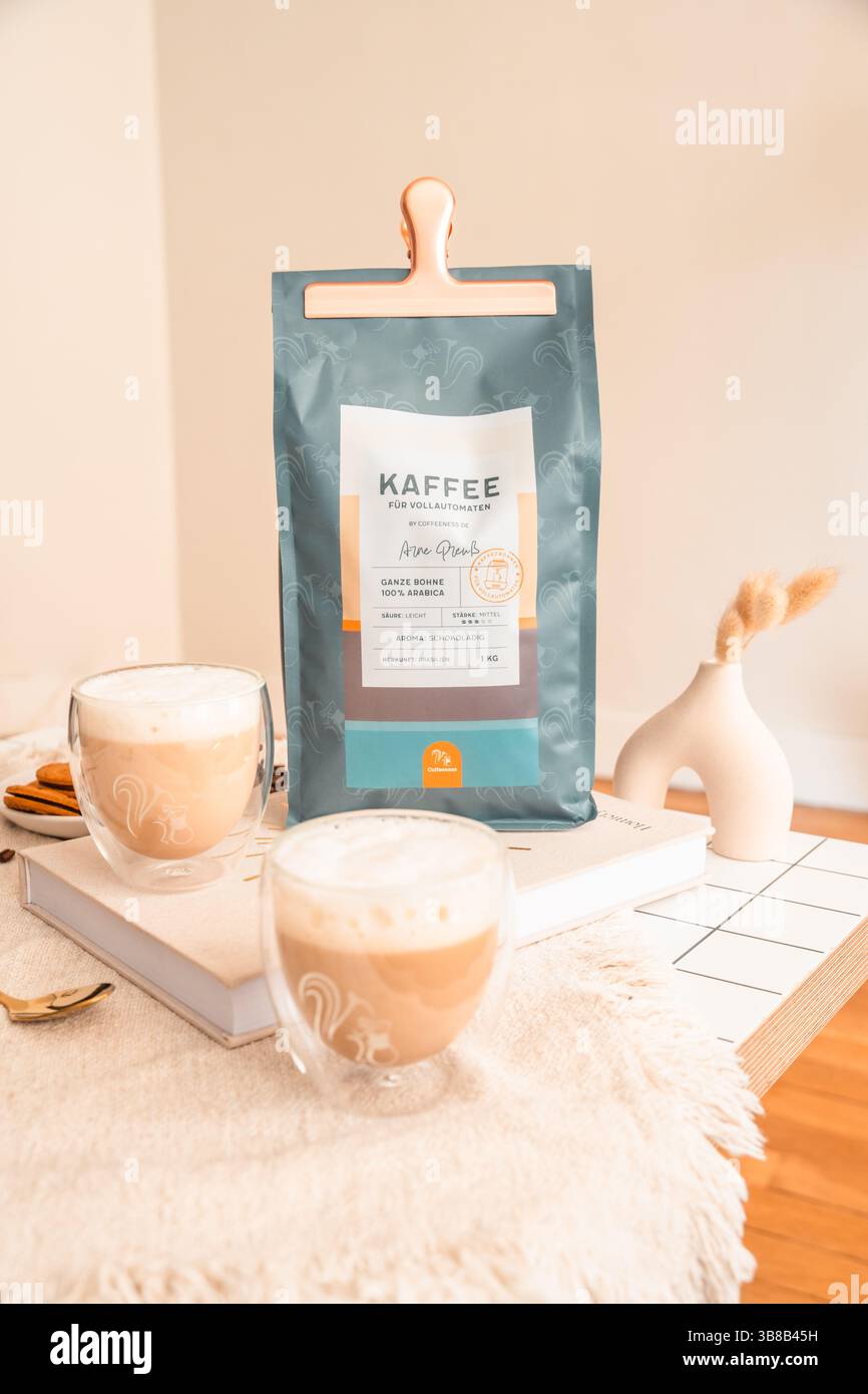 Scène de café confortable - deux verres à double paroi et sac à grains de café Banque D'Images