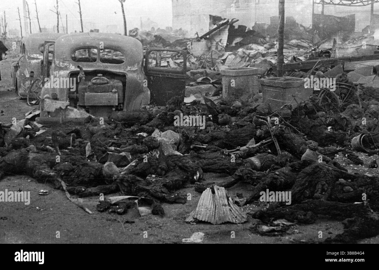 Les restes partiellement incinérés de civils japonais à Tokyo, le 10 mars 1945. Le raid incendiaire sur Tokyo dans la nuit du 9 au 10 mars par l'US Air Force a été le raid conventionnel le plus meurtrier de toute la guerre et même la bombe atomique sur Nagasaki a tué moins de personnes. Les Japonais de l'époque estimaient 83 000 morts, un chiffre soutenu par des recherches ultérieures des historiens. Banque D'Images
