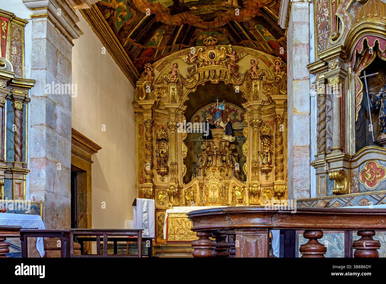 Autel et intérieur d'une ancienne église baroque dans la ville historique de Tiradentes dans le Minas Gerais Banque D'Images