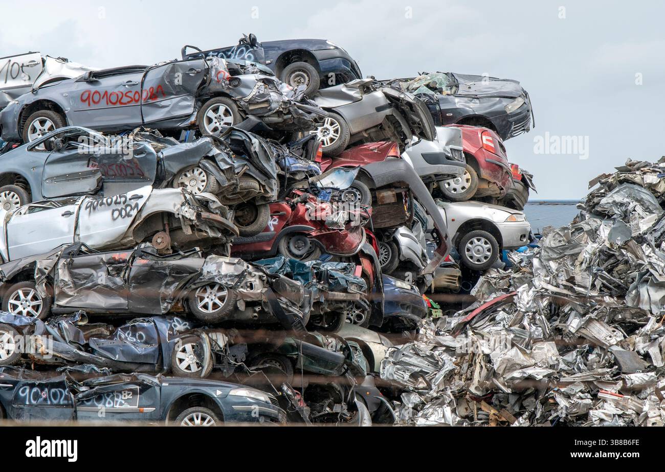 Pile de voitures écrasées dans un chantier. Recyclage de voitures. Banque D'Images