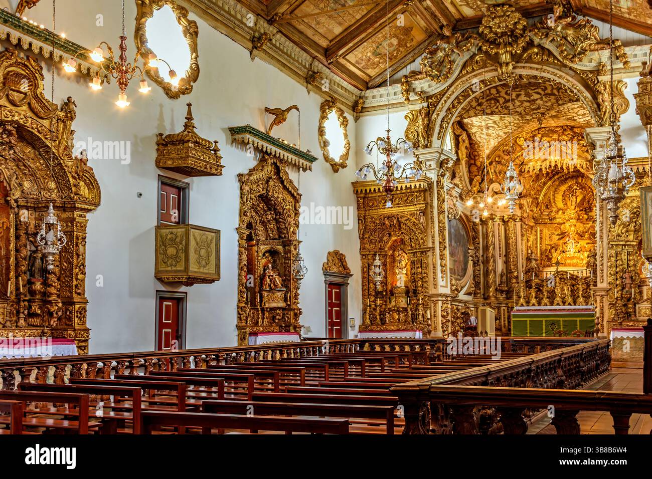 Intérieur d'une ancienne église baroque dans la ville historique de Tiradentes dans le Minas Gerais Banque D'Images