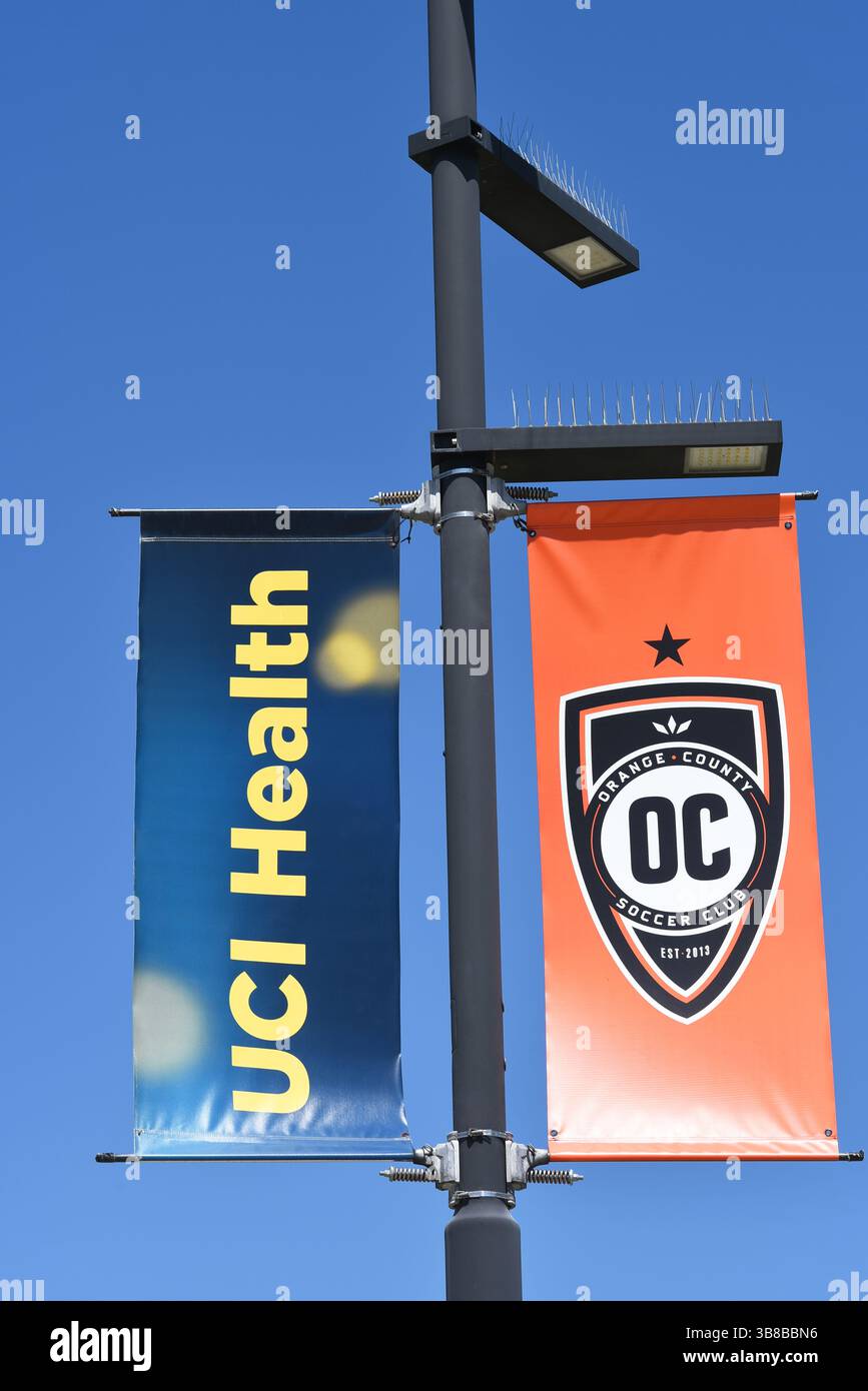 IRIVNE, CALIFORNIE - 29 APR 2025 : bannières pour UCI Health et OC Soccer Club au Great Park. Banque D'Images