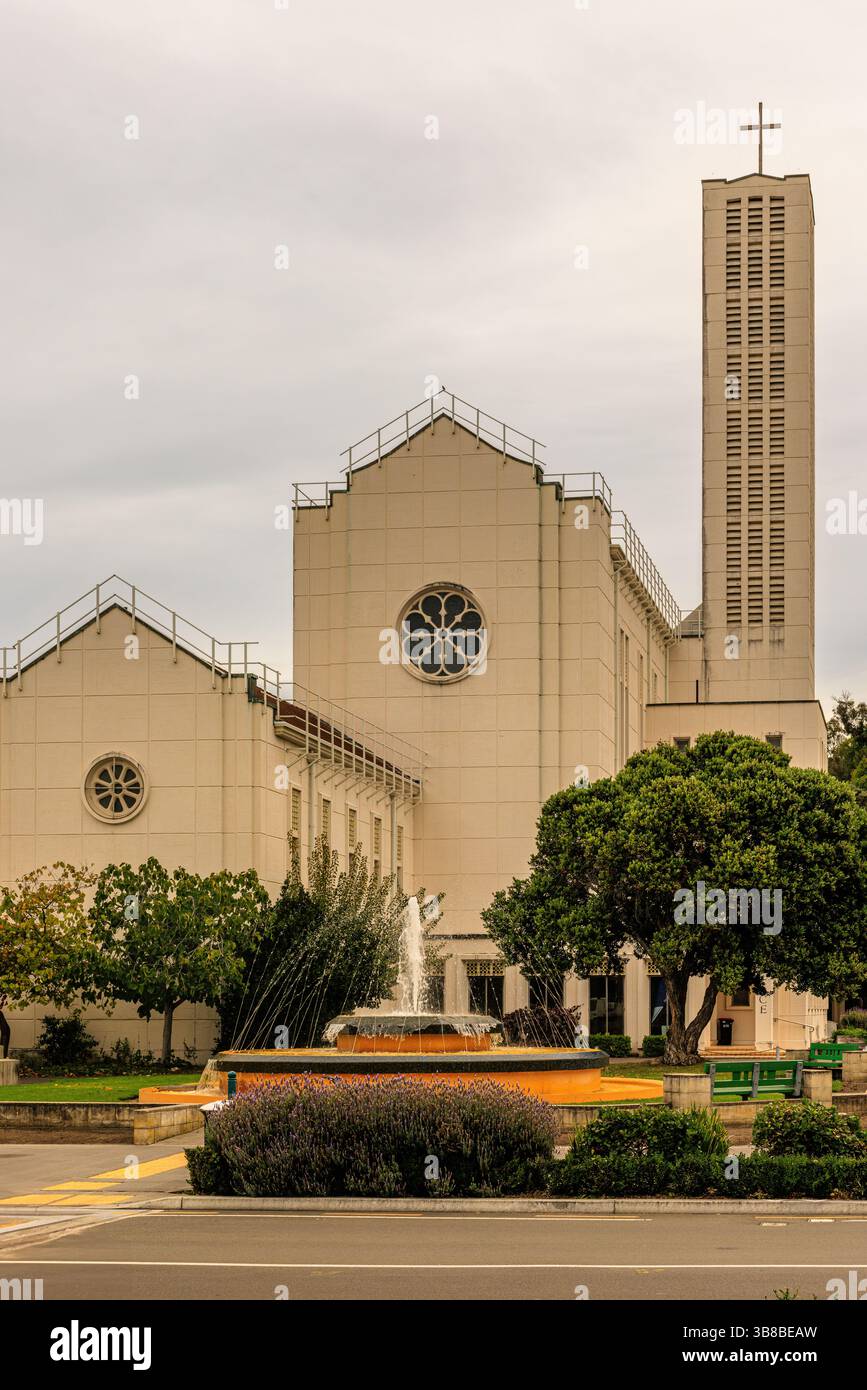 cathédrale anglicane st john ou cathédrale de waiapu design art déco moderniste avec tour carrée et deux roses Banque D'Images