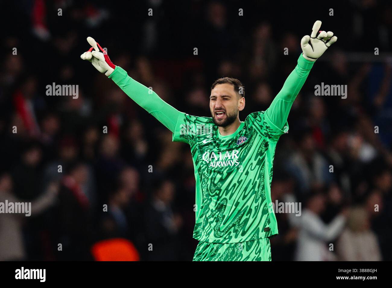 PARIS, FRANCE - 7 mai 2025 : Gianluigi Donnarumma, du PSG, célèbre le deuxième but de son équipe lors de la demi-finale du match de deuxième manche de l'UEFA Champions League entre le Paris Saint-Germain et l'Arsenal FC au Parc des Princes (crédit : Craig Mercer/ Alamy Live News) Banque D'Images