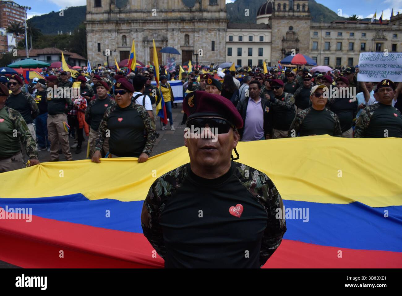 18 octobre 2023, Bogota, Cundinamarca, Colombie : des vétérans de l'armée colombienne manifestent contre le gouvernement du président colombien Gustavo Petro le 18 octobre 2023. (Crédit image : © Cristian Bayona/LongVisual via ZUMA Press Wire) Banque D'Images
