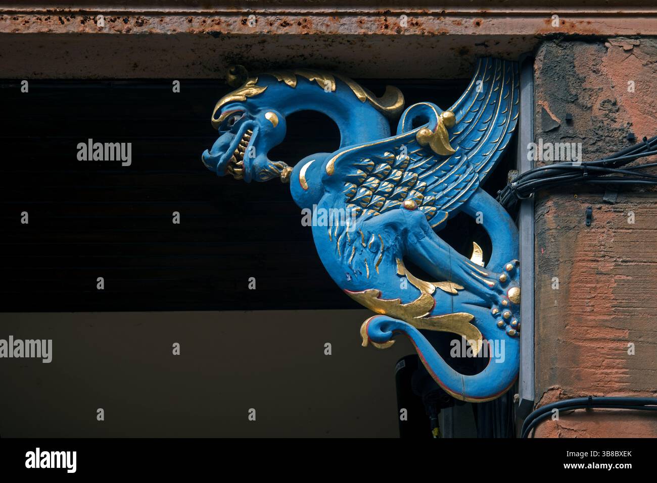 Panneau Blue Dragon à l'entrée de Wardrop's court dans le Lawnmarket, Édimbourg, Écosse, UK.carved dragon en bois Banque D'Images