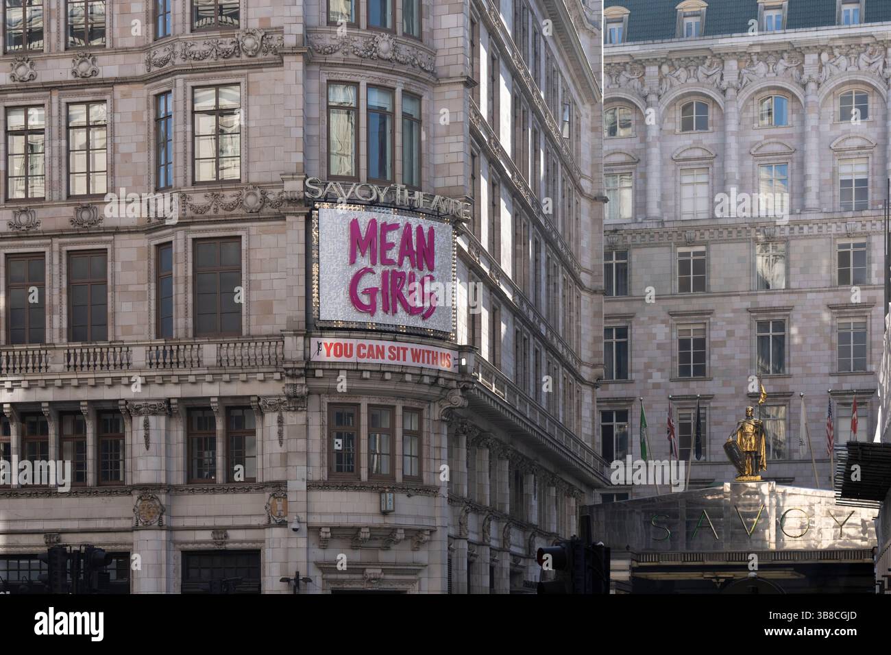 Panneau publicitaire « Mean Girls » au Savoy Theatre, Londres. Promotion du spectacle. Banque D'Images