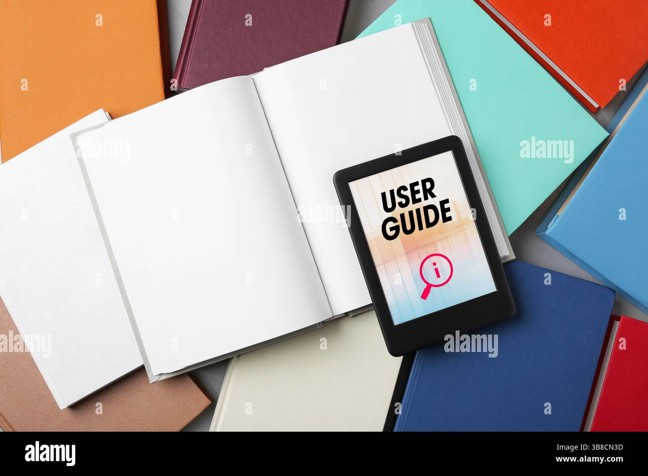 Guide de l'utilisateur document ouvert dans l'appareil e-book et de nombreux livres différents, à afficher Banque D'Images