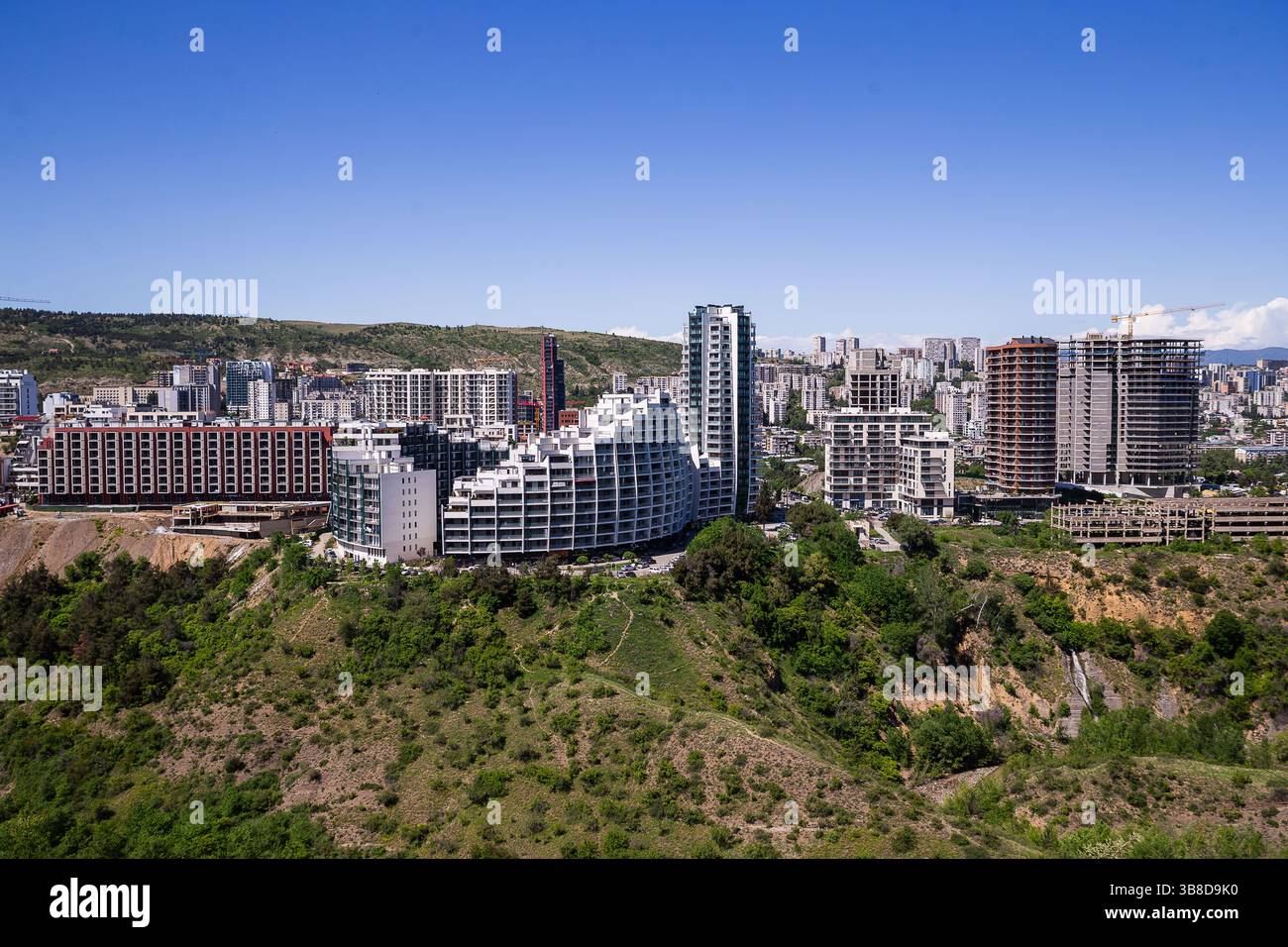 Tbilissi, Tbilissi, Géorgie. 7 mai 2025. Depuis les fenêtres de la structure monumentale connue sous le nom de « dortoir de Bagebi », on peut voir les complexes résidentiels nouvellement construits du quartier de Saburtalo. Crédit : Ilya Vaga/ZUMA Press Wire/ZUMA Wire/Alamy Live News Banque D'Images