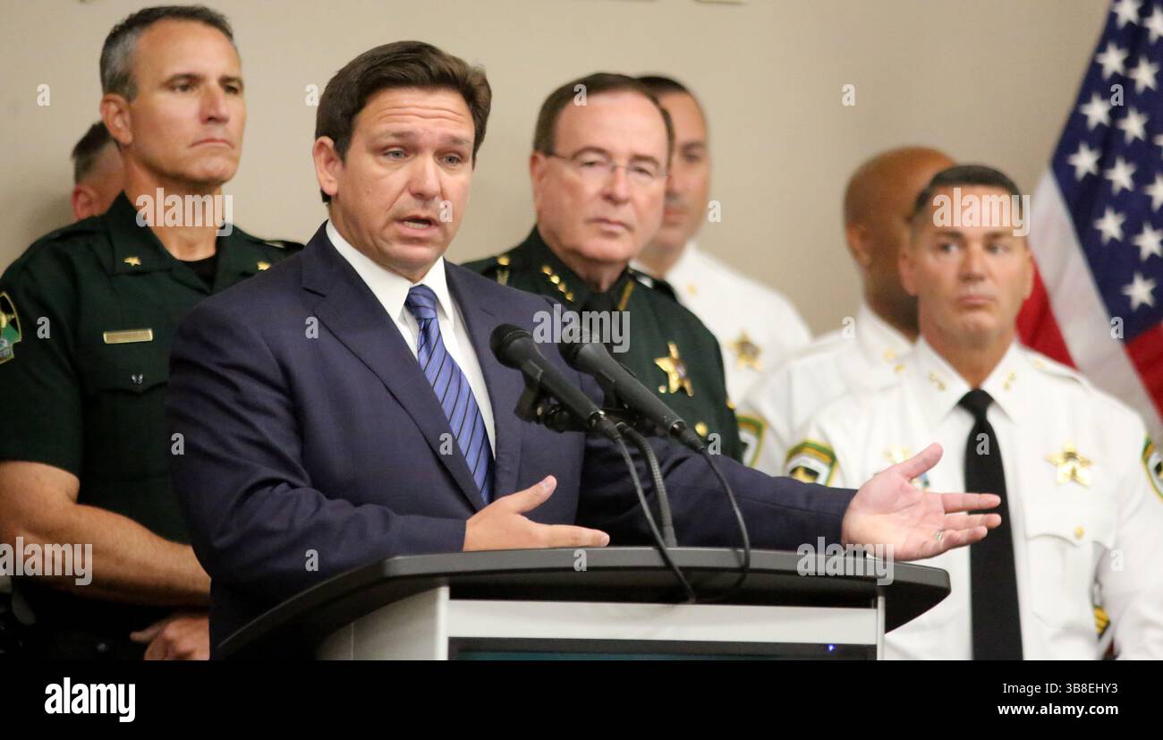 4 août 2022, Tampa, FLORIDE, États-Unis : le gouverneur de Floride, Ron DeSantis, annonce la destitution du procureur de l'État du comté de Hillsborough Andrew Warren lors d'une conférence de presse le 4 août 2022, au bâtiment administratif du bureau du shérif du comté de Hillsborough à Tampa. (Crédit image : © Douglas R. Clifford/Tampa Bay Times via ZUMA Press Wire) Banque D'Images