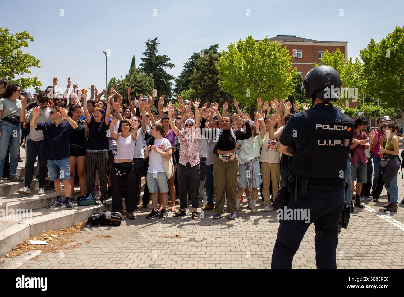 6 juin 2024, Madrid, Espagne : un groupe d’étudiants scandent des slogans pro-palestiniens dans un camp pro-palestinien. La police nationale a enlevé une centaine d'étudiants de l'Université Complutense qui avaient installé des tentes pour le camp de Palestine au milieu de la route. (Crédit image : © David Canales/SOPA images via ZUMA Press Wire) Banque D'Images