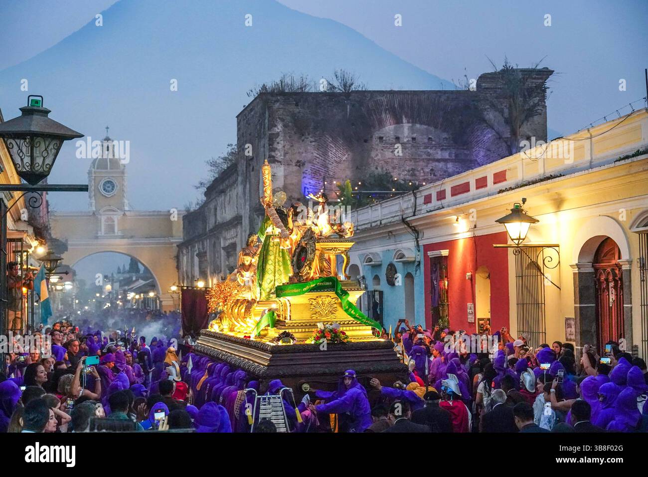 27 mars 2024, Antigua, Guatemala : les Costaleros transportent l’énorme flotteur processionnel JesÃºs Nazareno del Milagro dans les rues pendant la traditionnelle Santa Semana célébrant la semaine Sainte, le 27 mars 2024 à Antigua, Guatemala. Les processions opulentes, les algèbres détaillées et les traditions séculaires attirent plus d'un million de personnes dans l'ancienne capitale. (Crédit image : © Richard Ellis/ZUMA Press Wire) Banque D'Images