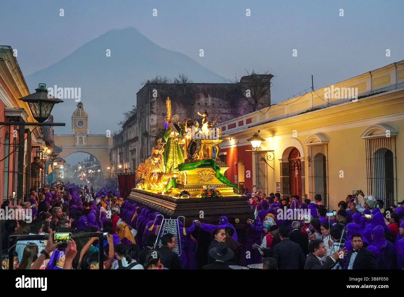 27 mars 2024, Antigua, Guatemala : les Costaleros transportent l’énorme flotteur processionnel JesÃºs Nazareno del Milagro dans les rues pendant la traditionnelle Santa Semana célébrant la semaine Sainte, le 27 mars 2024 à Antigua, Guatemala. Les processions opulentes, les algèbres détaillées et les traditions séculaires attirent plus d'un million de personnes dans l'ancienne capitale. (Crédit image : © Richard Ellis/ZUMA Press Wire) Banque D'Images