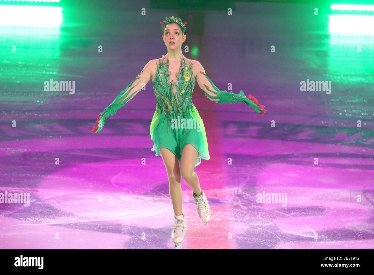 9 avril 2024, Saint-Pétersbourg, Russie : L'athlète Evgenia Medvedeva se produit dans la deuxième partie du programme de patinage artistique lors du salon de glace de l'équipe Eteri Tutberidze - Champions on Ice in Equipment Petersburg, au complexe sportif Yubileyny. (Crédit image : © Maksim Konstantinov/SOPA images via ZUMA Press Wire) Banque D'Images