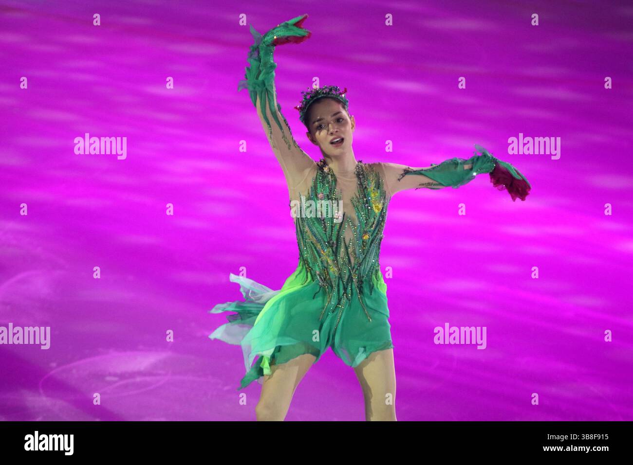 9 avril 2024, Saint-Pétersbourg, Russie : L'athlète Evgenia Medvedeva se produit dans la deuxième partie du programme de patinage artistique lors du salon de glace de l'équipe Eteri Tutberidze - Champions on Ice in Equipment Petersburg, au complexe sportif Yubileyny. (Crédit image : © Maksim Konstantinov/SOPA images via ZUMA Press Wire) Banque D'Images