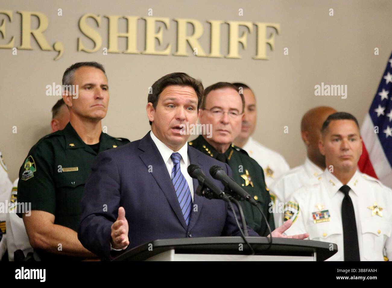 7 septembre 2022, Tampa, FLORIDE, États-Unis : le gouverneur de Floride, Ron DeSantis, annonce la suspension du procureur d'État du comté de Hillsborough Andrew Warren lors d'une conférence de presse le 4 août 2022, au bâtiment administratif du bureau du shérif du comté de Hillsborough à Tampa, en Floride. (Crédit image : © Douglas R. Clifford/Tampa Bay Times via ZUMA Press Wire) Banque D'Images