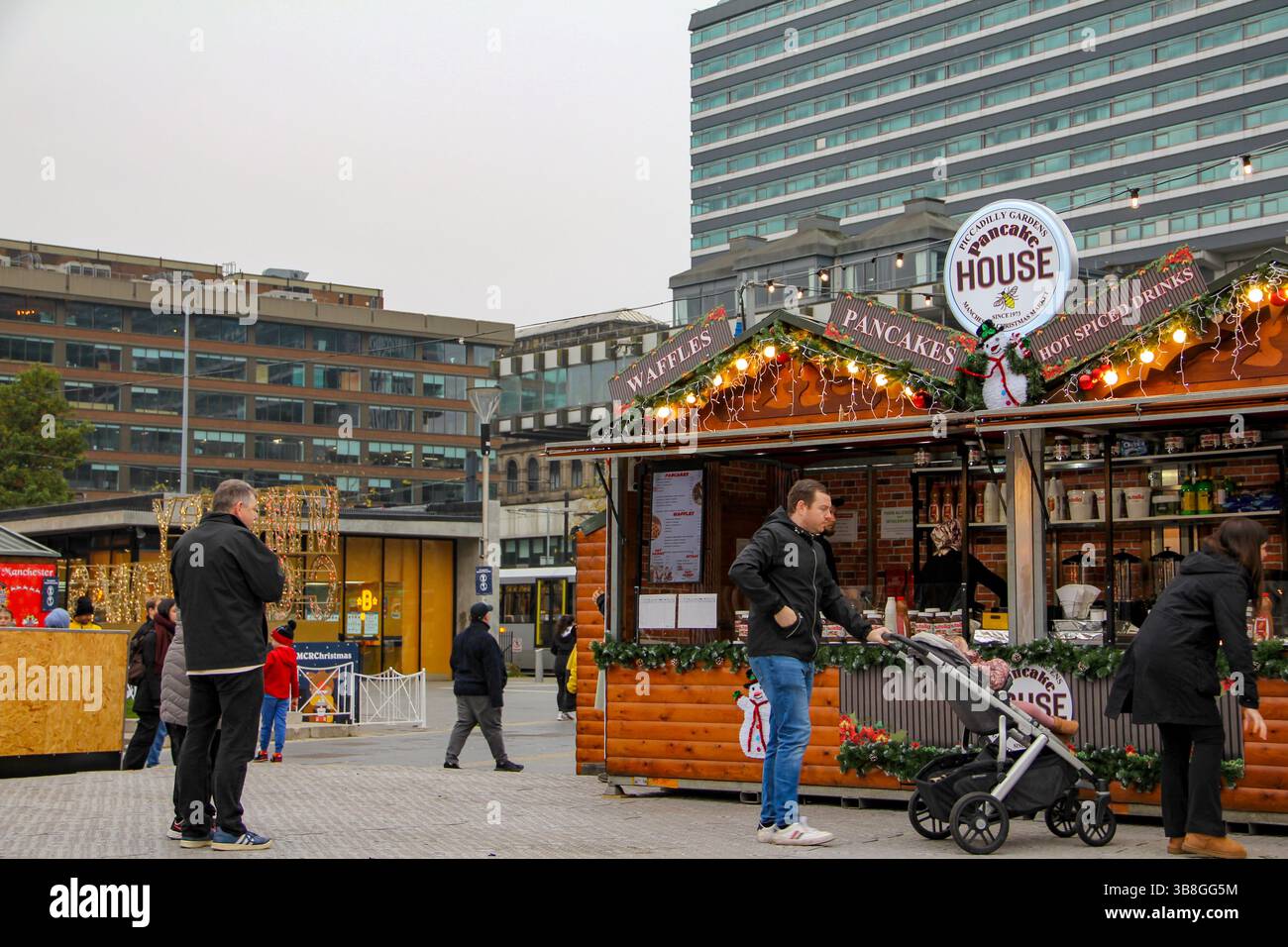 Piccadilly Garden, Manchester, Royaume-Uni - 11.16 2024 : cabanes de Noël avec décor festif exposées au Piccadilly Garden de Manchester, célébrations saisonnières du Royaume-Uni Banque D'Images
