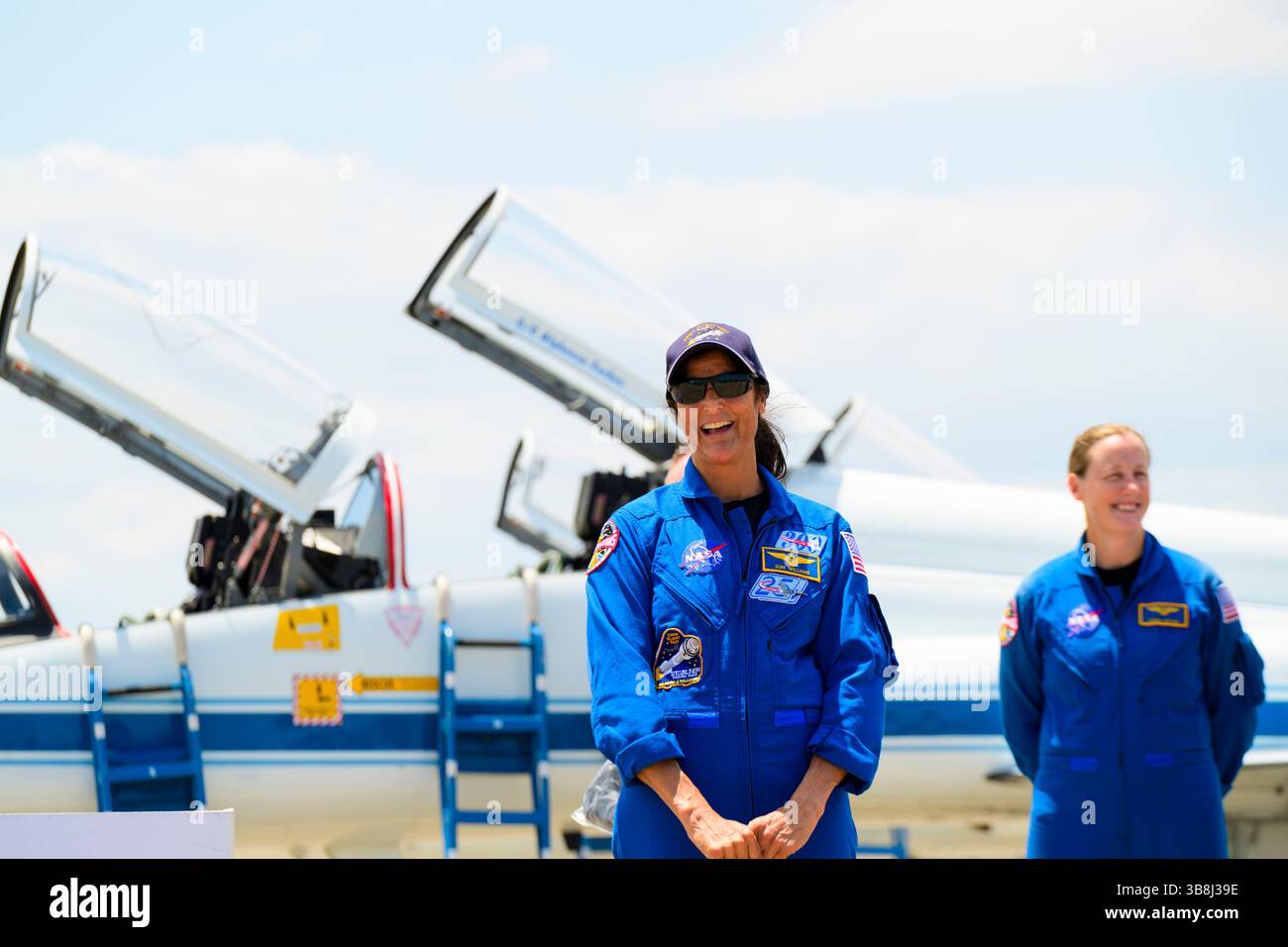 25 avril 2024 - Merritt Island, Floride, États-Unis - les astronautes SUNITA WILLIAMS et Butch Wilmore de la NASA arrivent à bord d'un Northrop T-38 talon au centre de lancement et d'atterrissage du Kennedy Space Center de la NASA en Floride le jeudi 25 avril 2024, avant la mission d'essais en vol de la NASA et de Boeing. WILMORE et WILLIAMS monteront à bord de la sonde Starliner au sommet d'une fusée Atlas V de l'United Launch Alliance (ULA) qui doit être lancée à 22 h 34 (HE) le 6 mai du complexe de lancement spatial 41 de la Station spatiale Cape Canaveral vers la Station spatiale internationale. (Crédit image : © Jennifer Briggs/ZUMA Press Wire) Banque D'Images