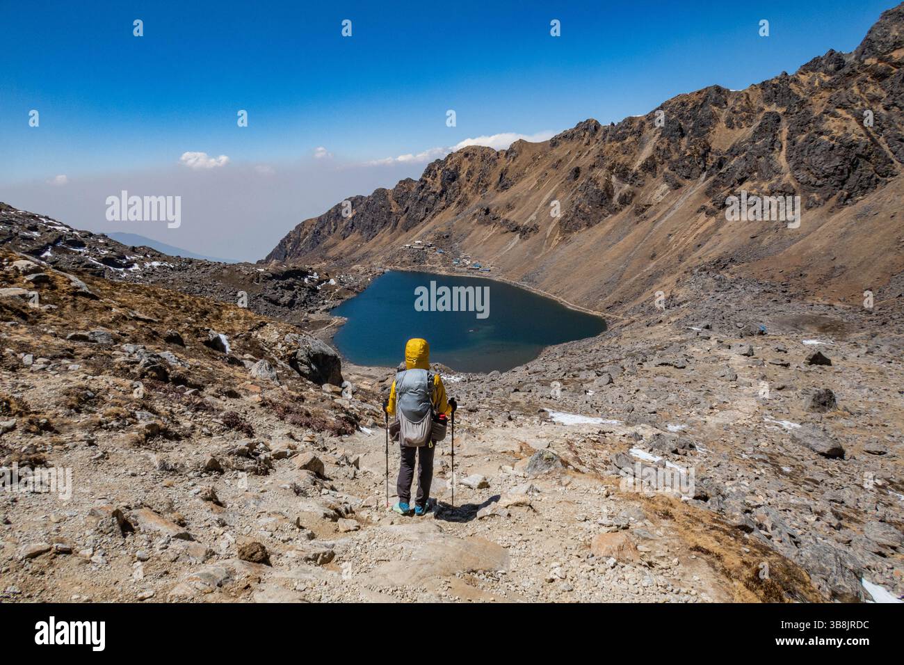 Un randonneur descendant vers le lac sacré Gosaikunda dans le parc national de Langtang, au Népal Banque D'Images