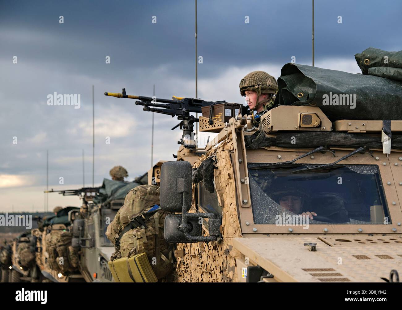 25 février 2024, Drawsko Pomorskie, Pologne : soldats britanniques affectés à la 7e patrouille de l'équipe de combat de la brigade mécanisée légère dans des véhicules blindés Jackal lors de l'exercice Steadfast Defender 24 au terrain d'entraînement de Drawsko, le 25 février 2024, à Drawsko Pomorskie, en Pologne. L’exercice à grande échelle a consisté à déplacer des armures de 8 pays de l’OTAN à travers la campagne polonaise pendant les conditions hivernales. (Crédit image : © SFC Kyle Larsen/US Army/Planet Pix via ZUMA Press Wire) Banque D'Images