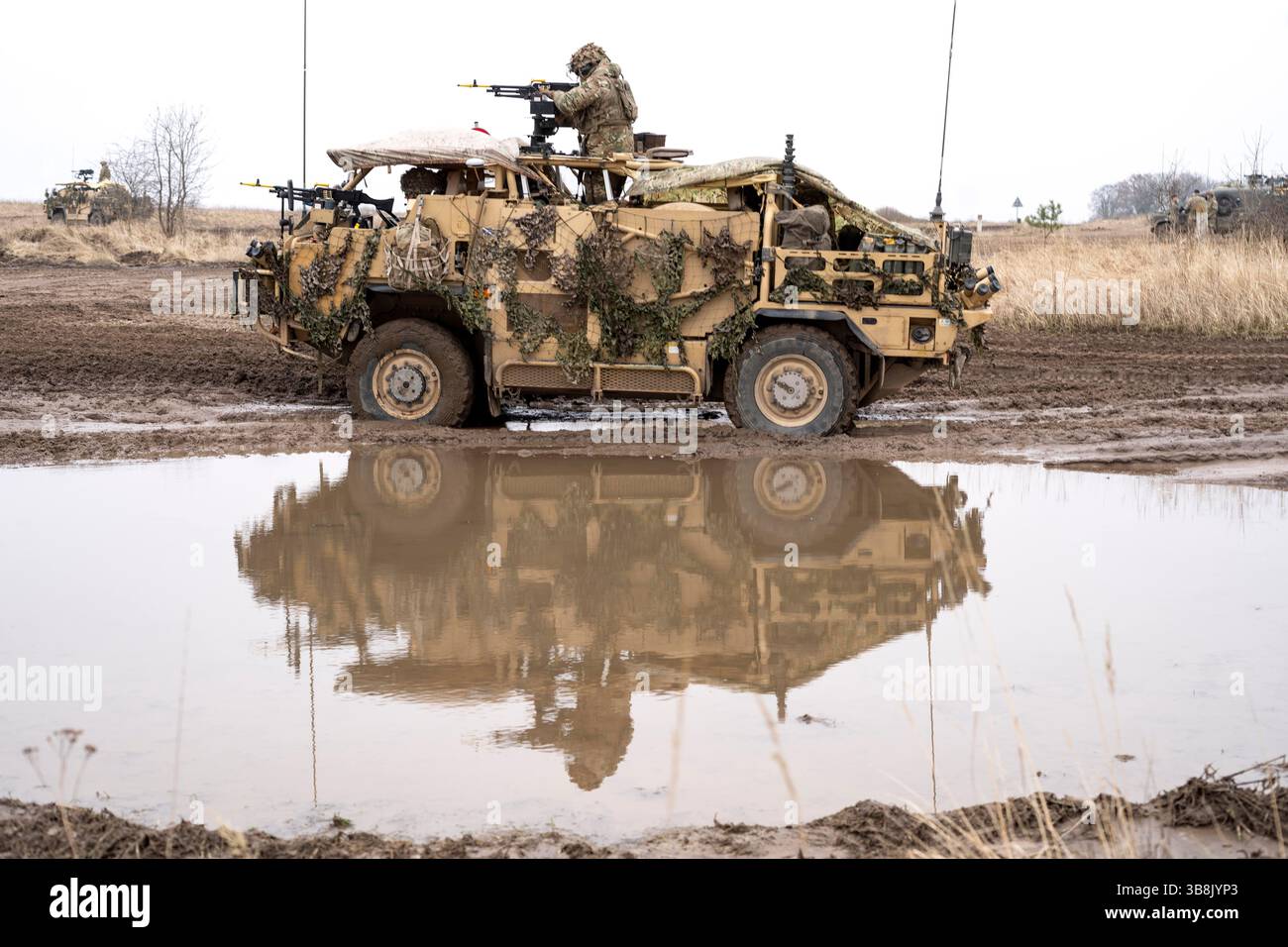 1er mars 2024, Gniew, Pologne : soldats britanniques affectés à la 7e patrouille de l'équipe de combat de la brigade mécanisée légère dans un véhicule blindé chakal lors de l'exercice militaire Dragon-24 dirigé par les Polonais, le 1er mars 2024, à Gniew, en Pologne. L’exercice à grande échelle a consisté à déplacer des armures de 8 pays de l’OTAN à travers la campagne polonaise pendant les conditions hivernales. (Crédit image : © SFC Kyle Larsen/US Army/Planet Pix via ZUMA Press Wire) Banque D'Images