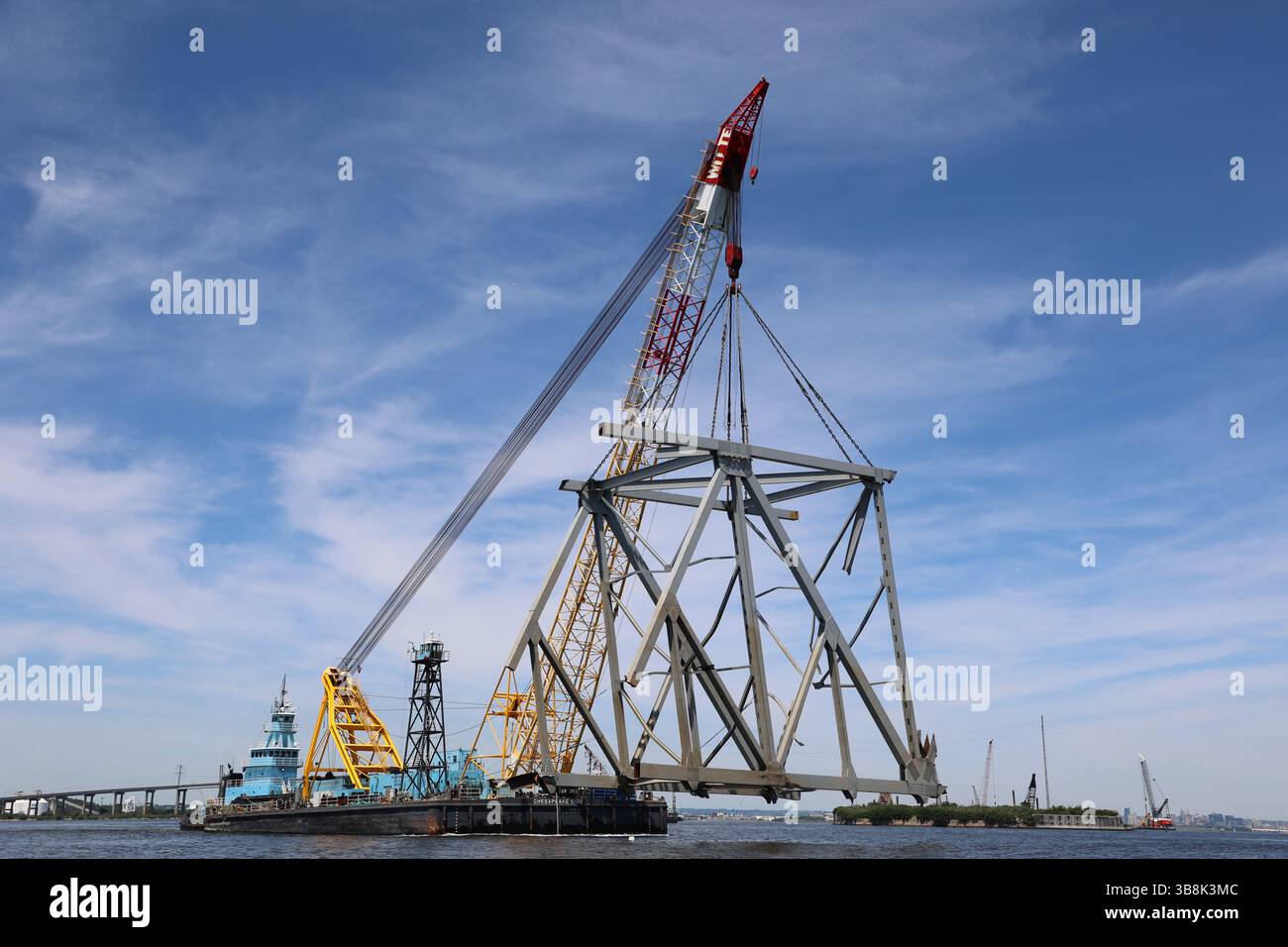 1er juin 2024, Dundalk, MD, États-Unis d'Amérique : la barge de sauvetage massive Chesapeake 1000 soulève un segment de 940 000 livres du pont Francis Scott Key effondré alors qu'ils nettoient l'épave restante au-dessus de la rivière Patapsco, le 1er juin 2024, près de Dundalk, Maryland. Le chenal fédéral de Fort McHenry a été rouvert aux navires commerciaux alors que les travaux se poursuivent pour enlever les dernières sections de plus de 500 tonnes de treillis de pont. (Crédit image : © Bobby Petty/US Army/Planet Pix via ZUMA Press Wire) Banque D'Images
