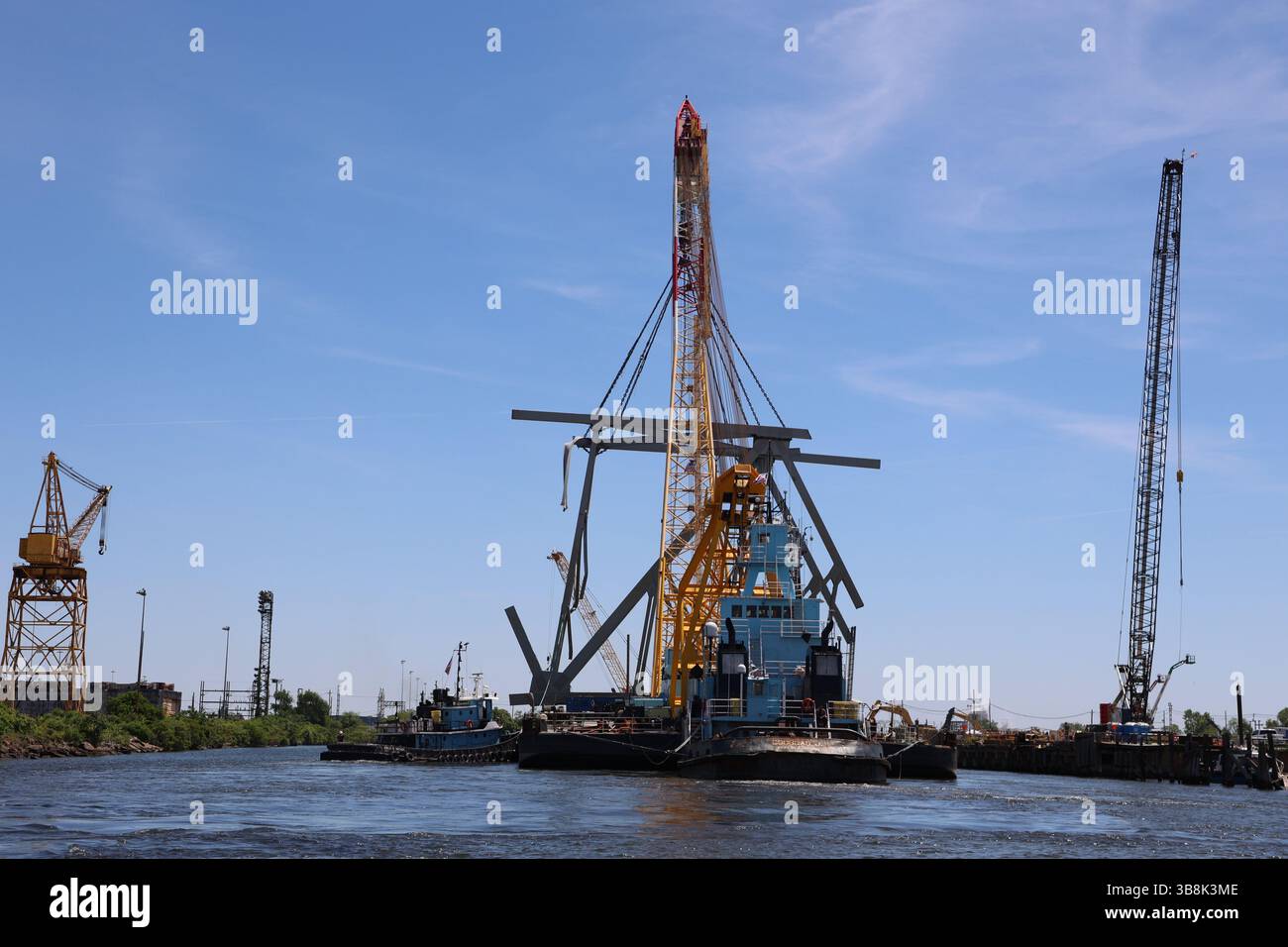 1er juin 2024, Dundalk, MD, États-Unis d'Amérique : la barge de sauvetage massive Chesapeake 1000 soulève un segment de 940 000 livres du pont Francis Scott Key effondré alors qu'ils nettoient l'épave restante au-dessus de la rivière Patapsco, le 1er juin 2024, près de Dundalk, Maryland. Le chenal fédéral de Fort McHenry a été rouvert aux navires commerciaux alors que les travaux se poursuivent pour enlever les dernières sections de plus de 500 tonnes de treillis de pont. (Crédit image : © Bobby Petty/US Army/Planet Pix via ZUMA Press Wire) Banque D'Images