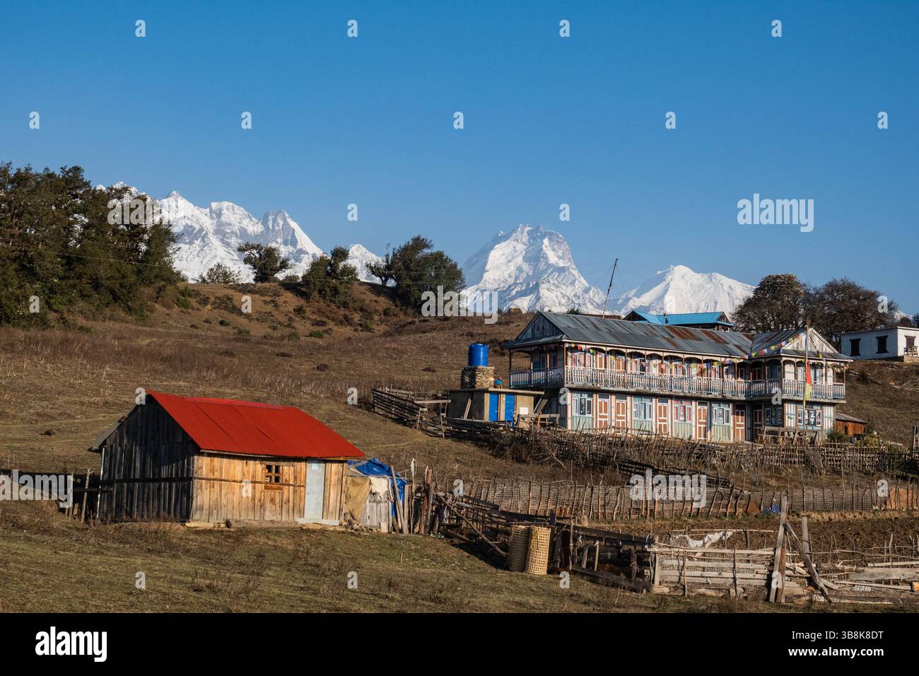 Paldor Peak, Ganesh Himal et Teahhouse Reflection du Tamang Heritage Trail, Nagthali, Népal Banque D'Images