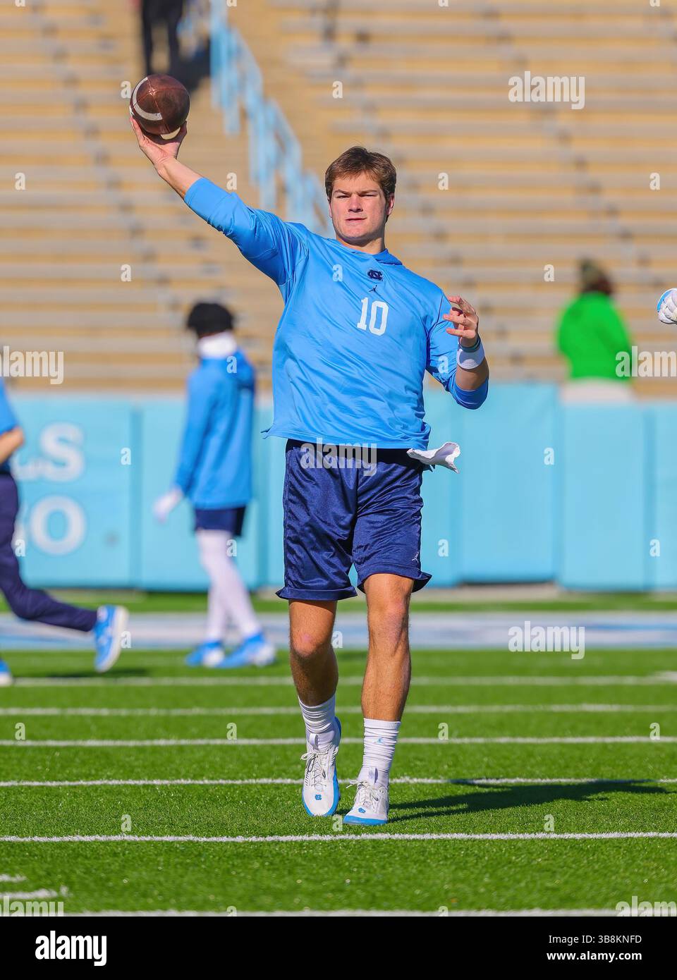 4 novembre 2023, Chapel Hill, Caroline du Nord, États-Unis : le quarterback de l'UNC DRAKE MAYE (10 ans) se réchauffe avant le match Campbell et UNC le 4 novembre 2023 au Kenan Stadium de Chapel Hill, NC. (Crédit image : © Israel Anta via ZUMA Press Wire) Banque D'Images