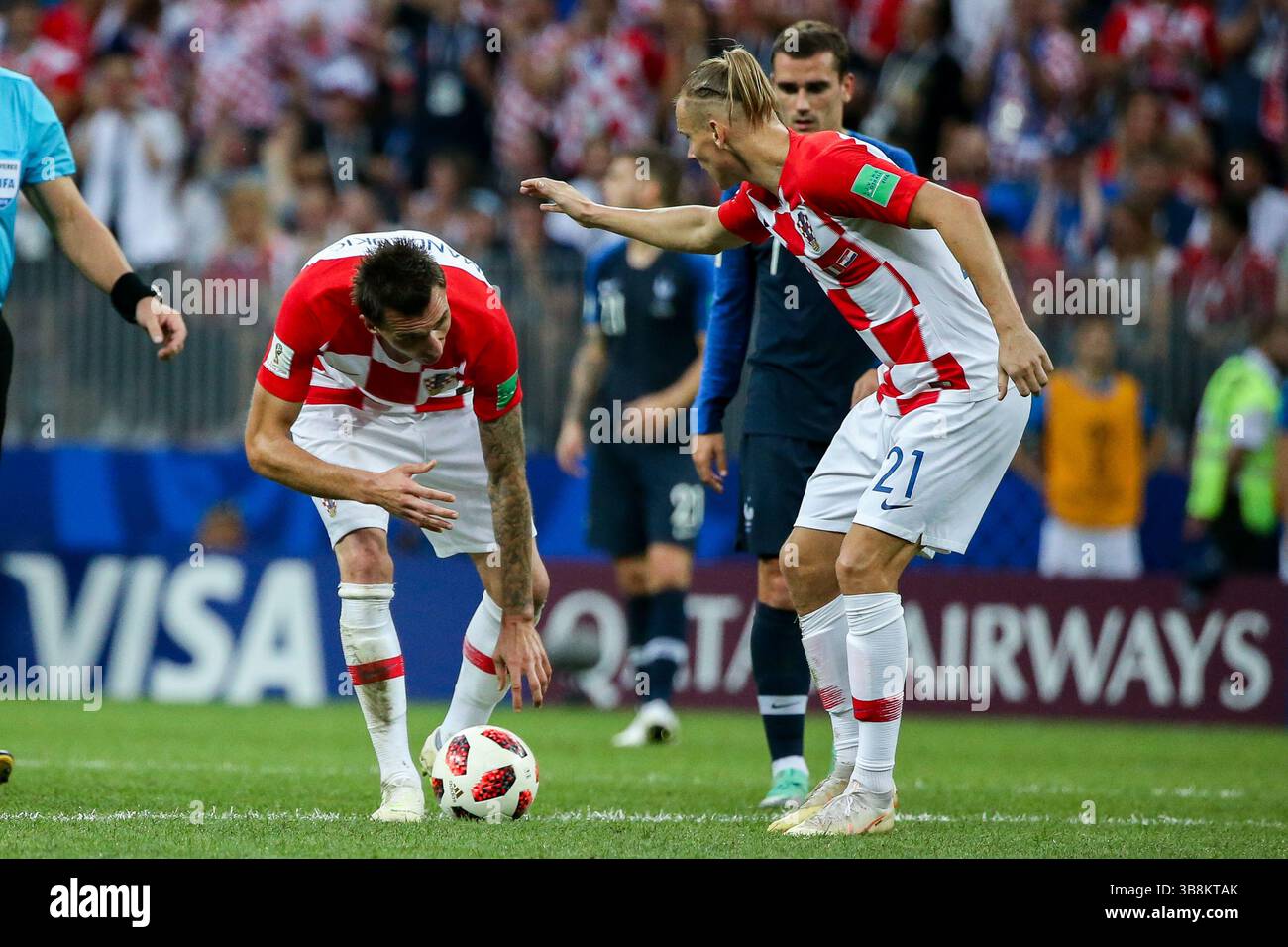 15 juillet 2018, Moscou, Russie : Mario Mandzukic, de Croatie (l) et Domagoj Vida, de Croatie (R), se réjouissent après avoir marqué un but lors de la finale de la Coupe du monde de la FIFA 2018 entre la France et la Croatie au stade Luzhniki. Score final : France 4 :2 Croatie. (Crédit image : © Grzegorz Wajda/SOPA images via ZUMA Press Wire) Banque D'Images